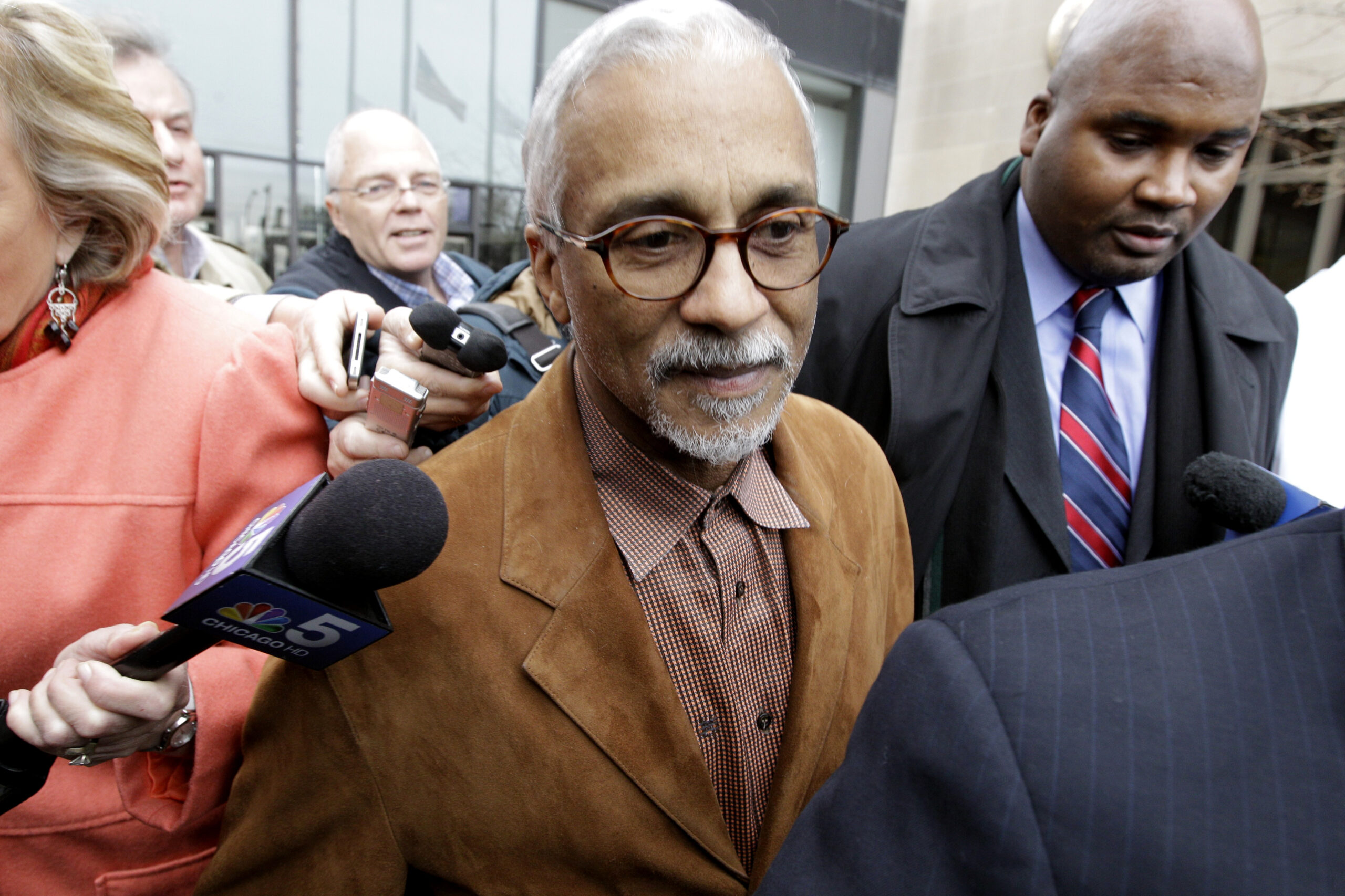 Arrested Ill. senator continues bid for Congress