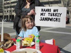 ‘Lunch-In’ Protests Crackdown on Homemade Lunches