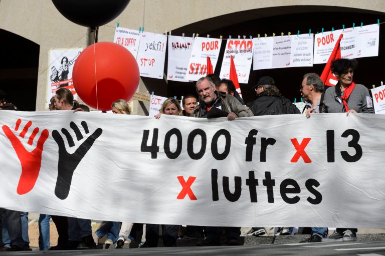 Des personnes defilent avec des banderoles pour l' initiative sur le salaire minimum a 4000frs lors de la manifestation du 1er Mai, la fete du travail, ce mercredi 1 mai 2014 dans les rues de Lausanne. (KEYSTONE/Laurent Gillieron)

Demonstrators demand on placards a monthly salary of at least 4'000 Swiss Francs, Thursday 1 May 2014, in Lausanne, Switzerland. Swiss people will vote on the minimum wage initiative Sunday May 18. (KEYSTONE/Laurent Gillieron)
