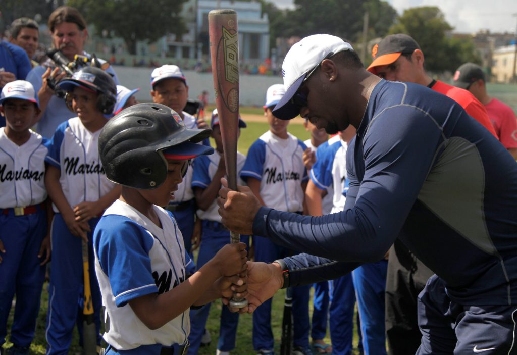 Griffey Jr., Larkin do baseball diplomacy in Cuba