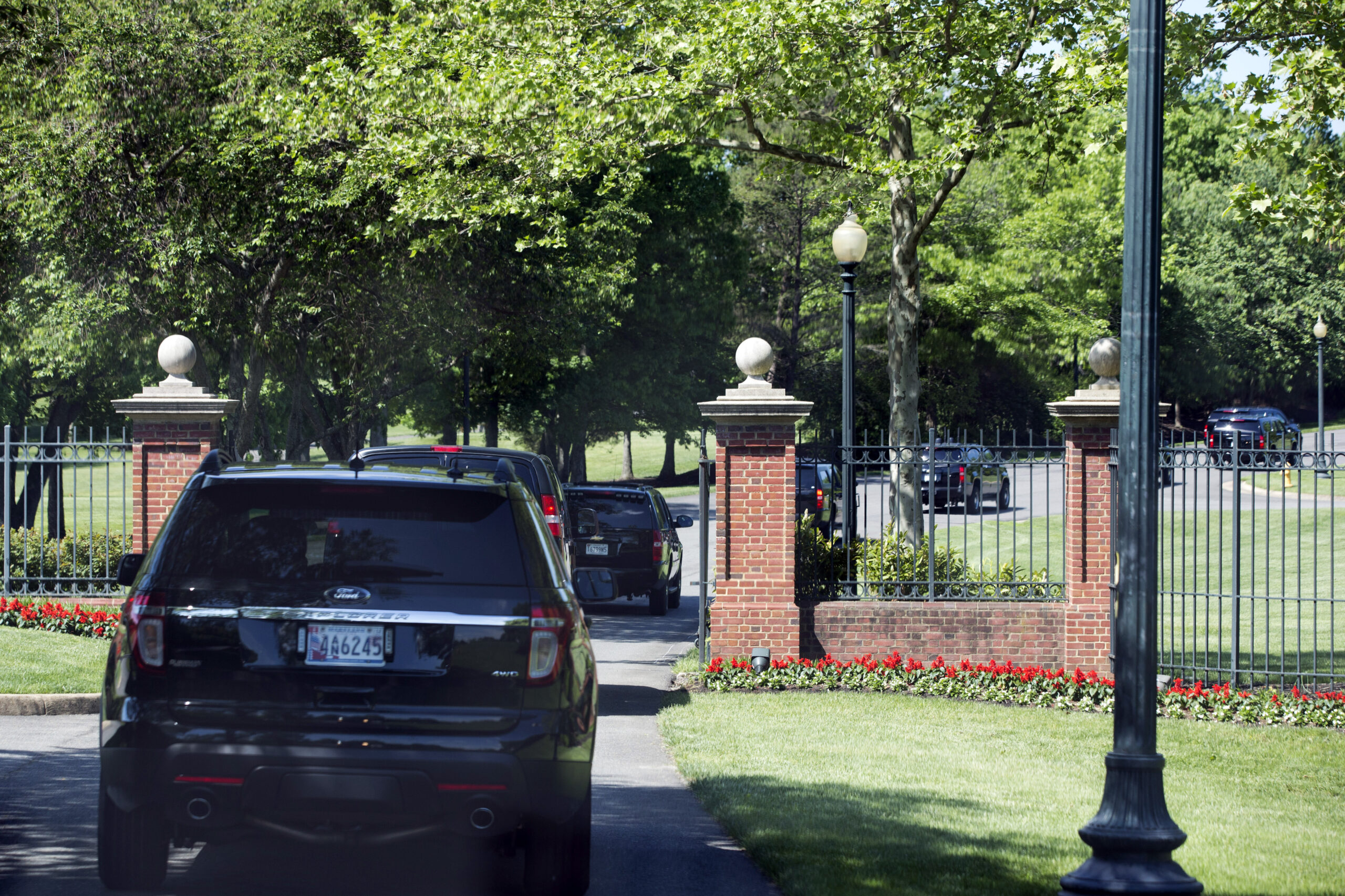 Obama shifts weekend golf game to elite Virginia course