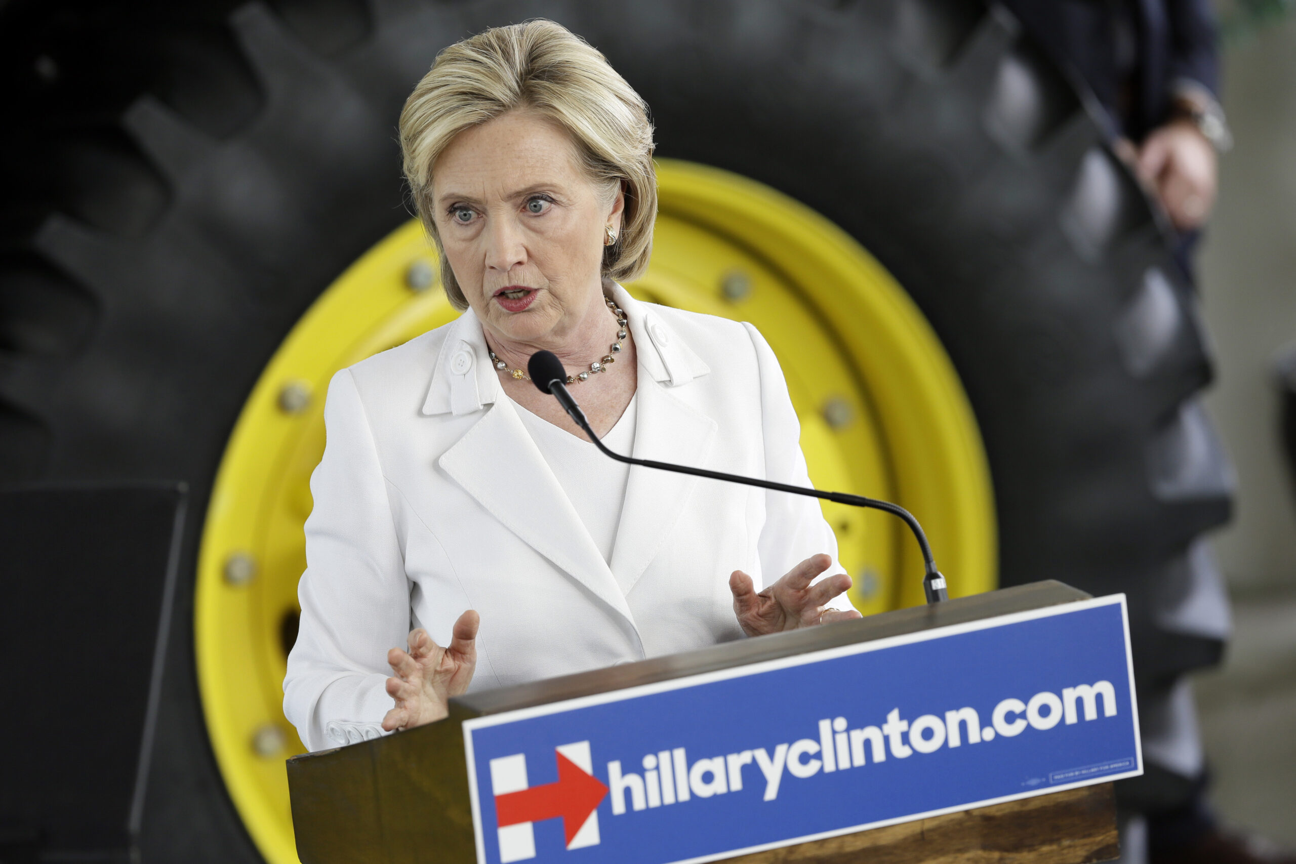 Poll: Clinton’s favorability continues to drop while Trump sees progress