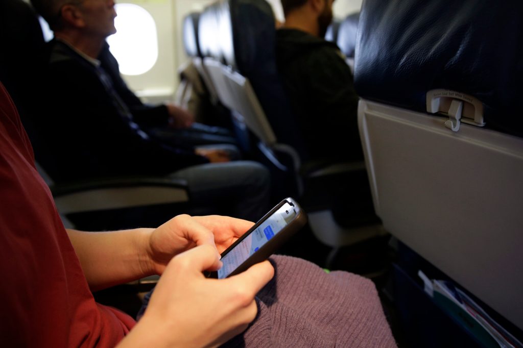 Mixed signals over in-flight use of cellphones