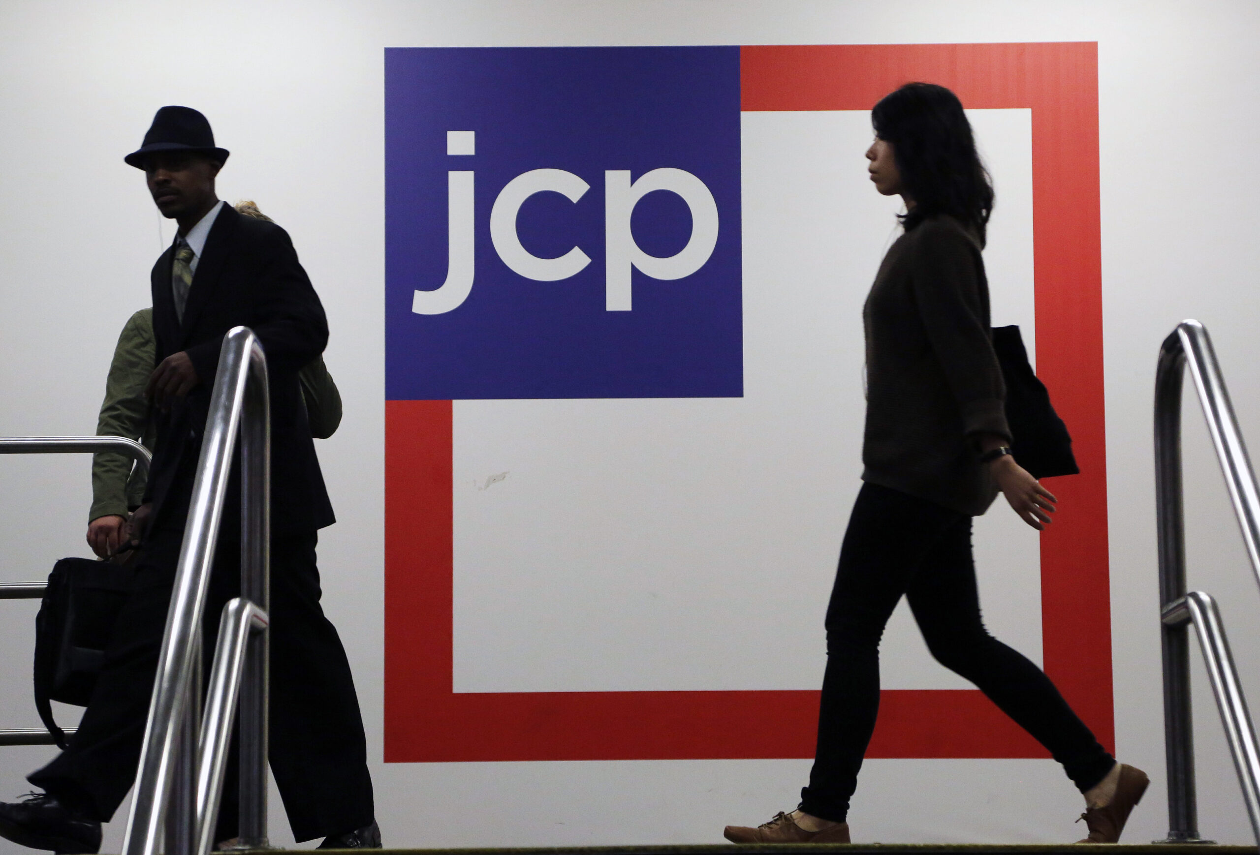 JC Penney posts narrower 2Q loss, sales rise