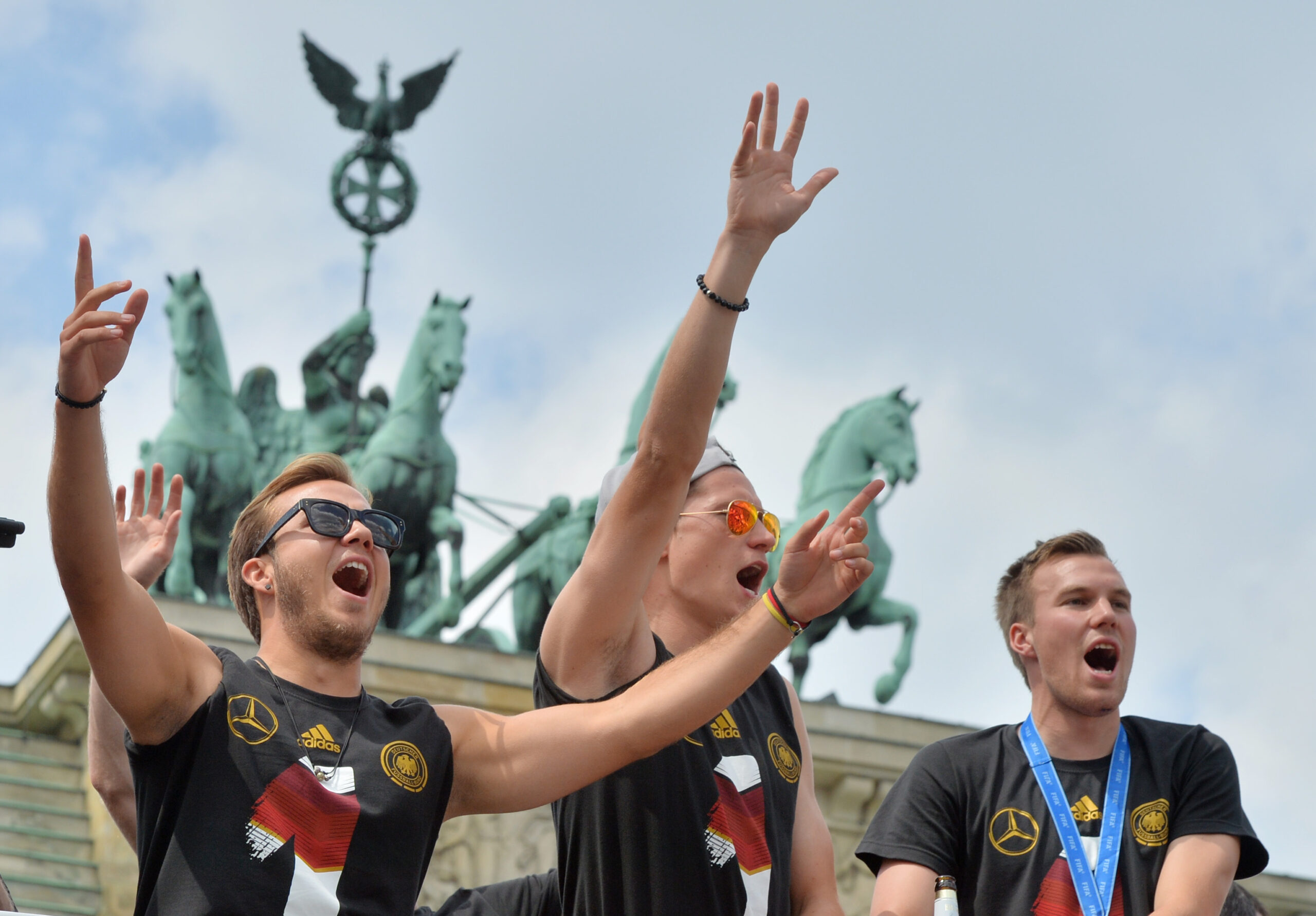 Germany World Cup heroes return to huge fan party