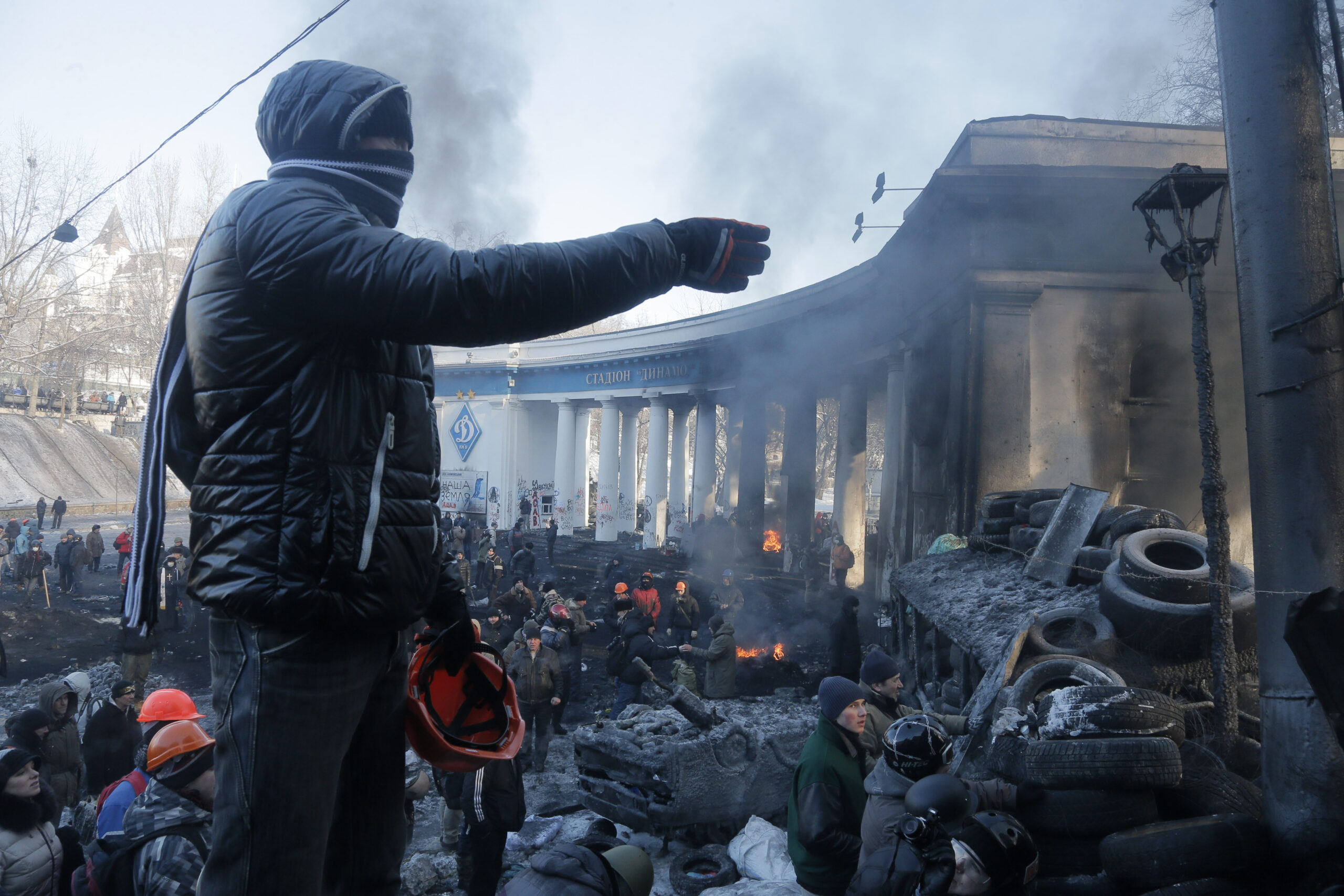 Ukraine clashes resume, fires light up night sky