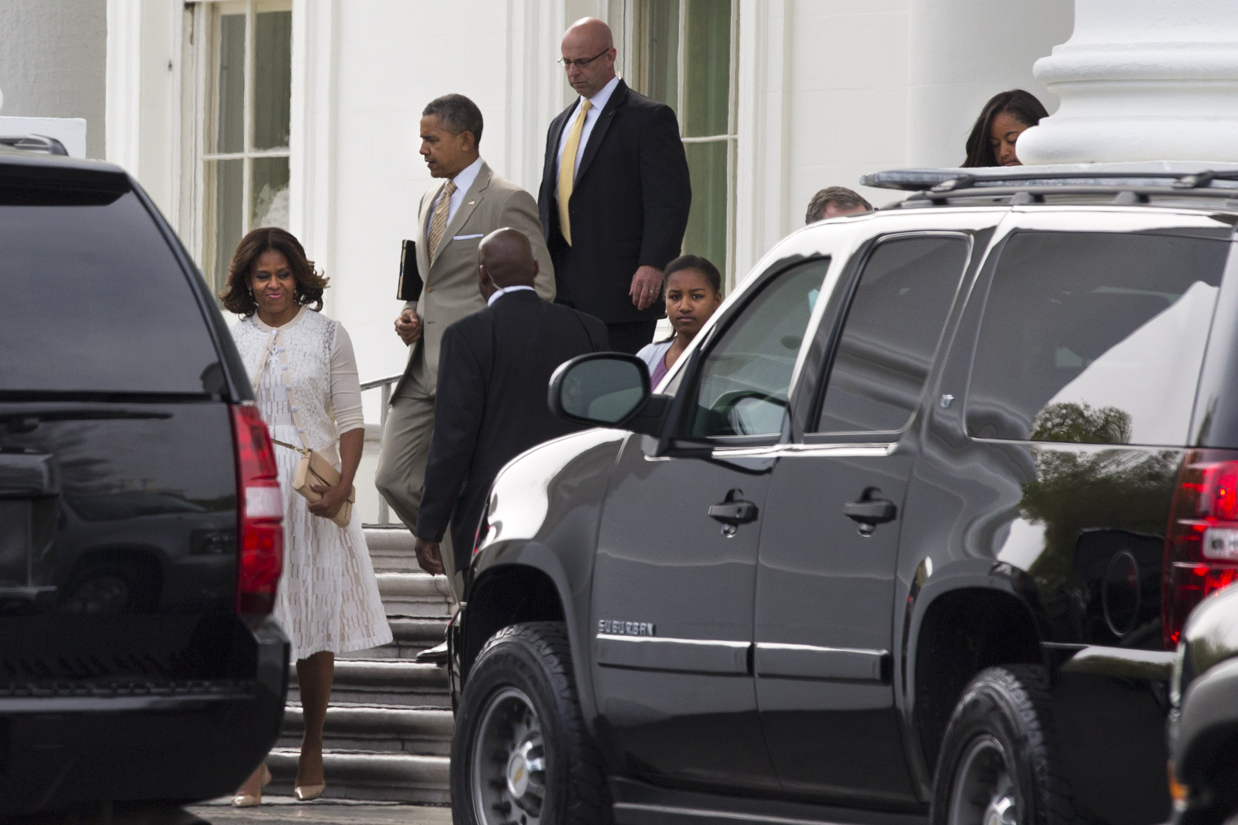 Obama, family cause a small stir at Easter service