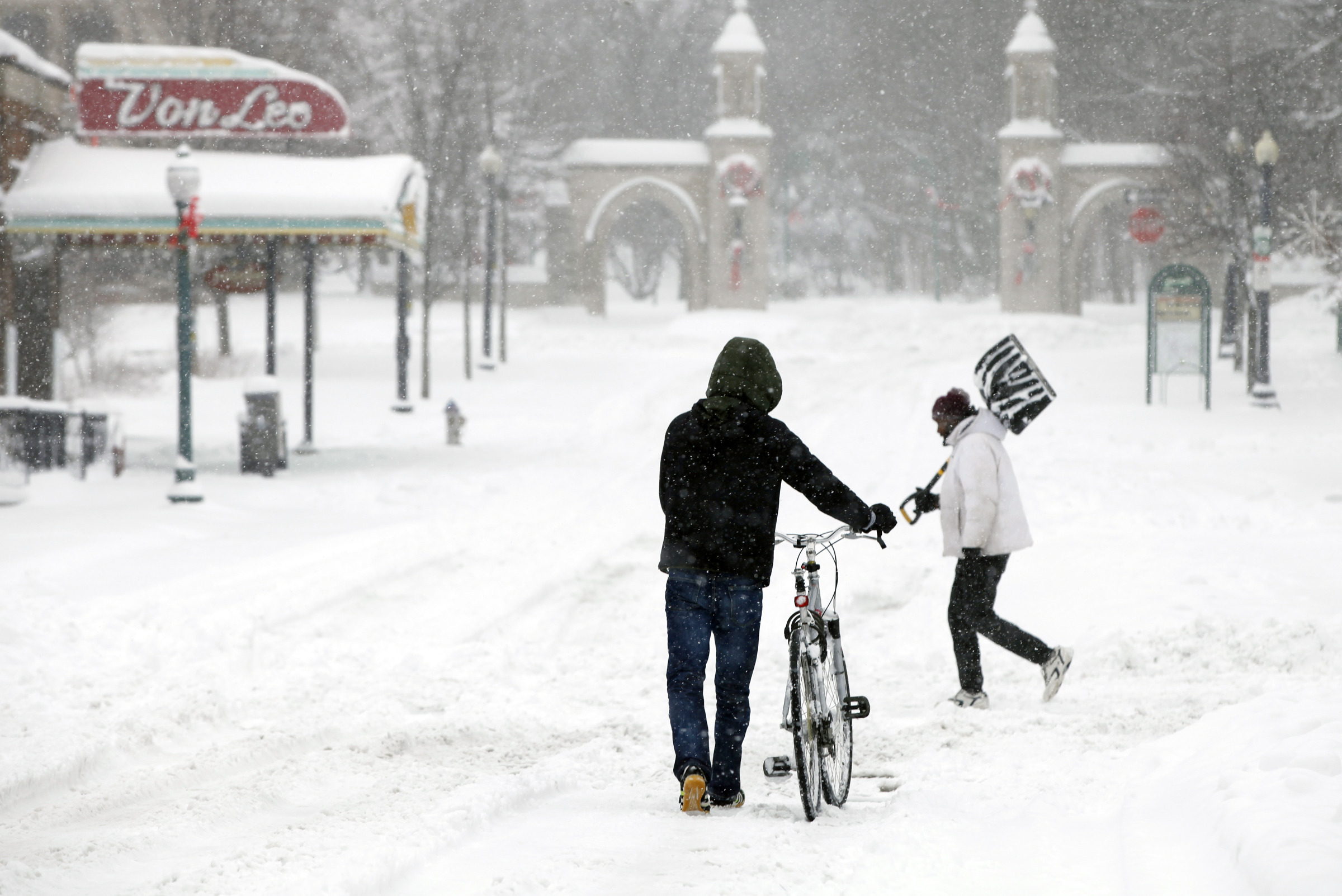 Storm dumps heavy snow on southern Indiana