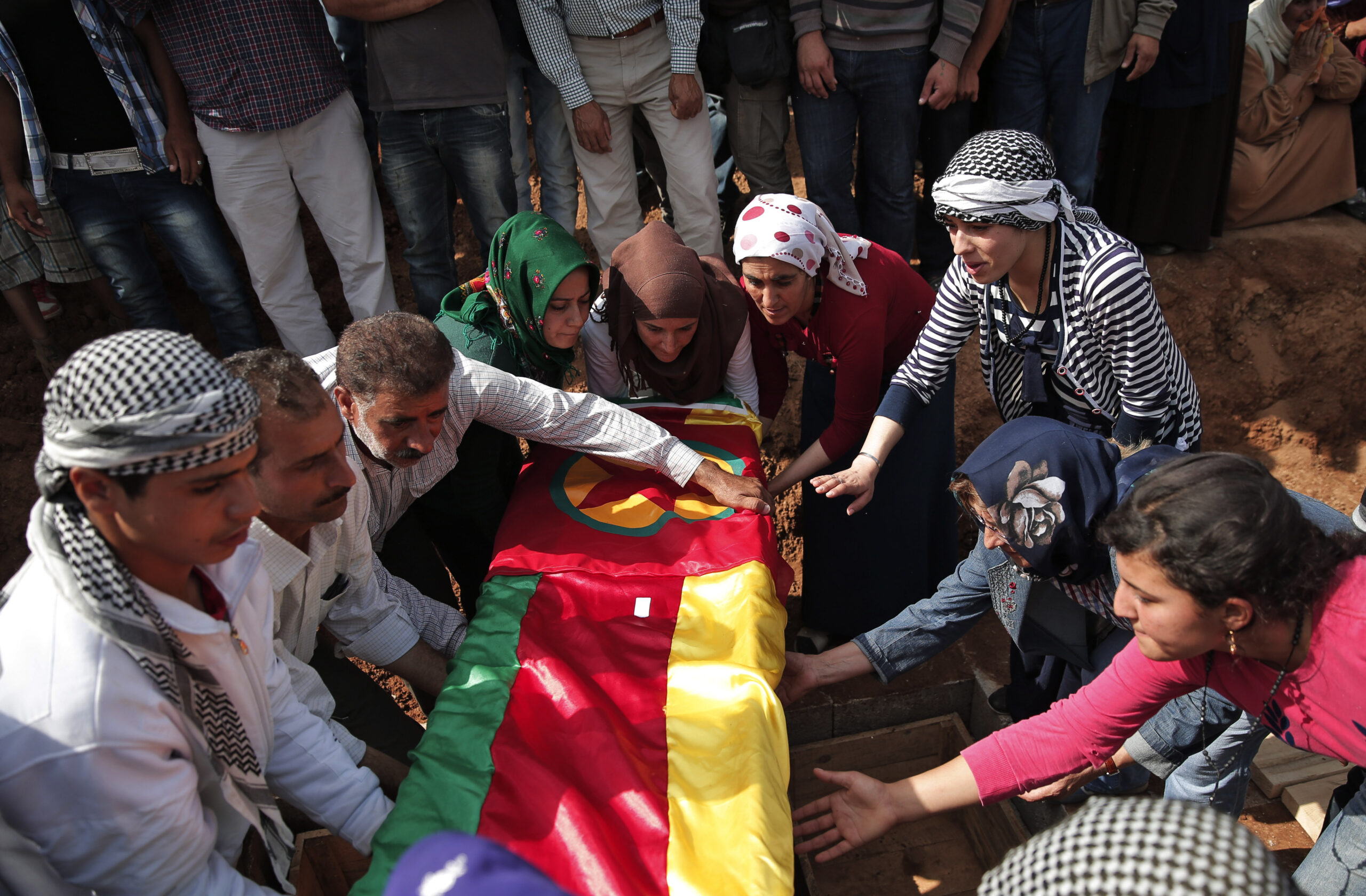 AP PHOTOS: Kurds bury killed female fighters