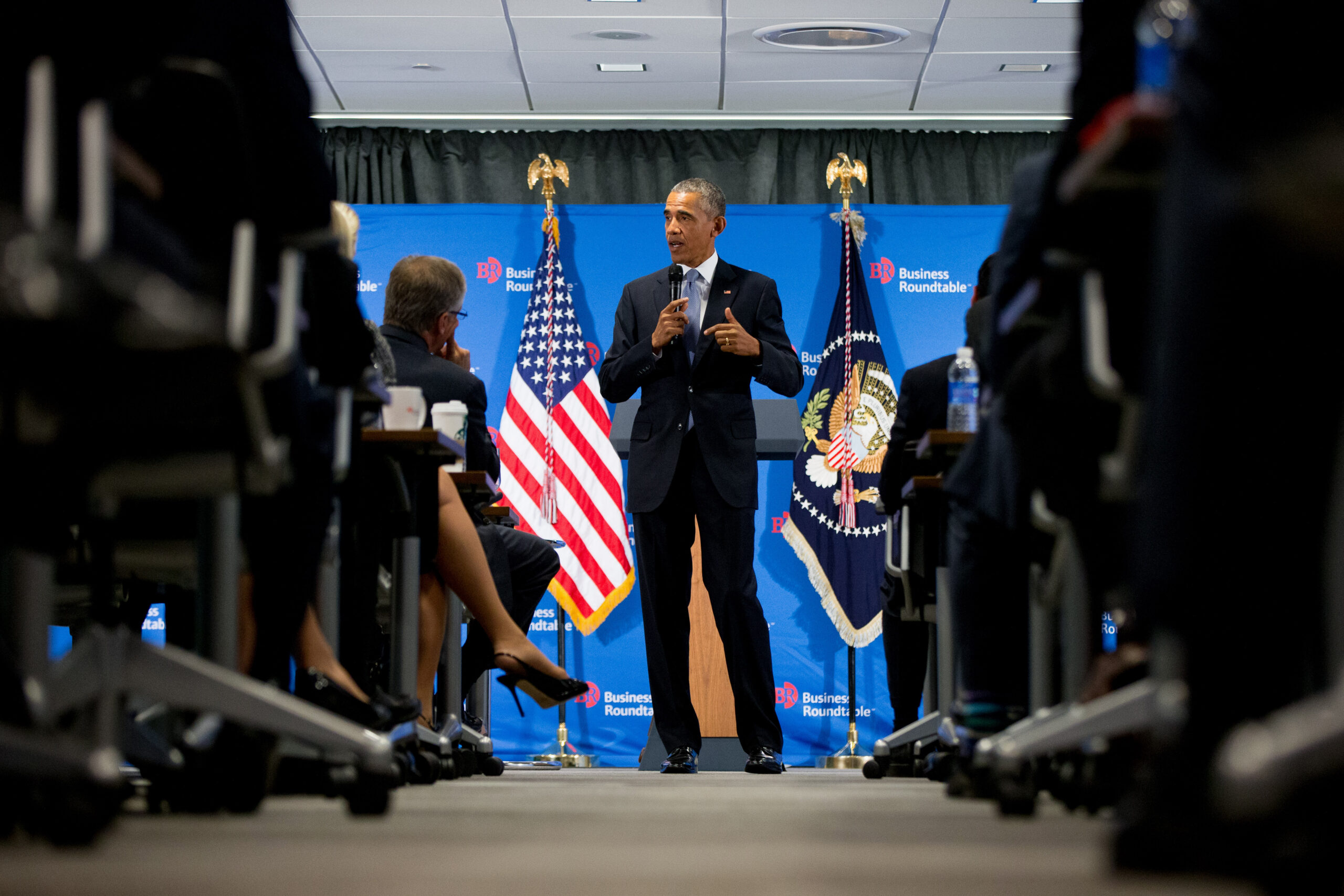 Obama uses government shutdown threat to raise cash
