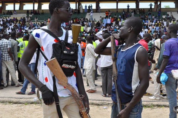 Hundreds fear extremists, flee north Nigerian city