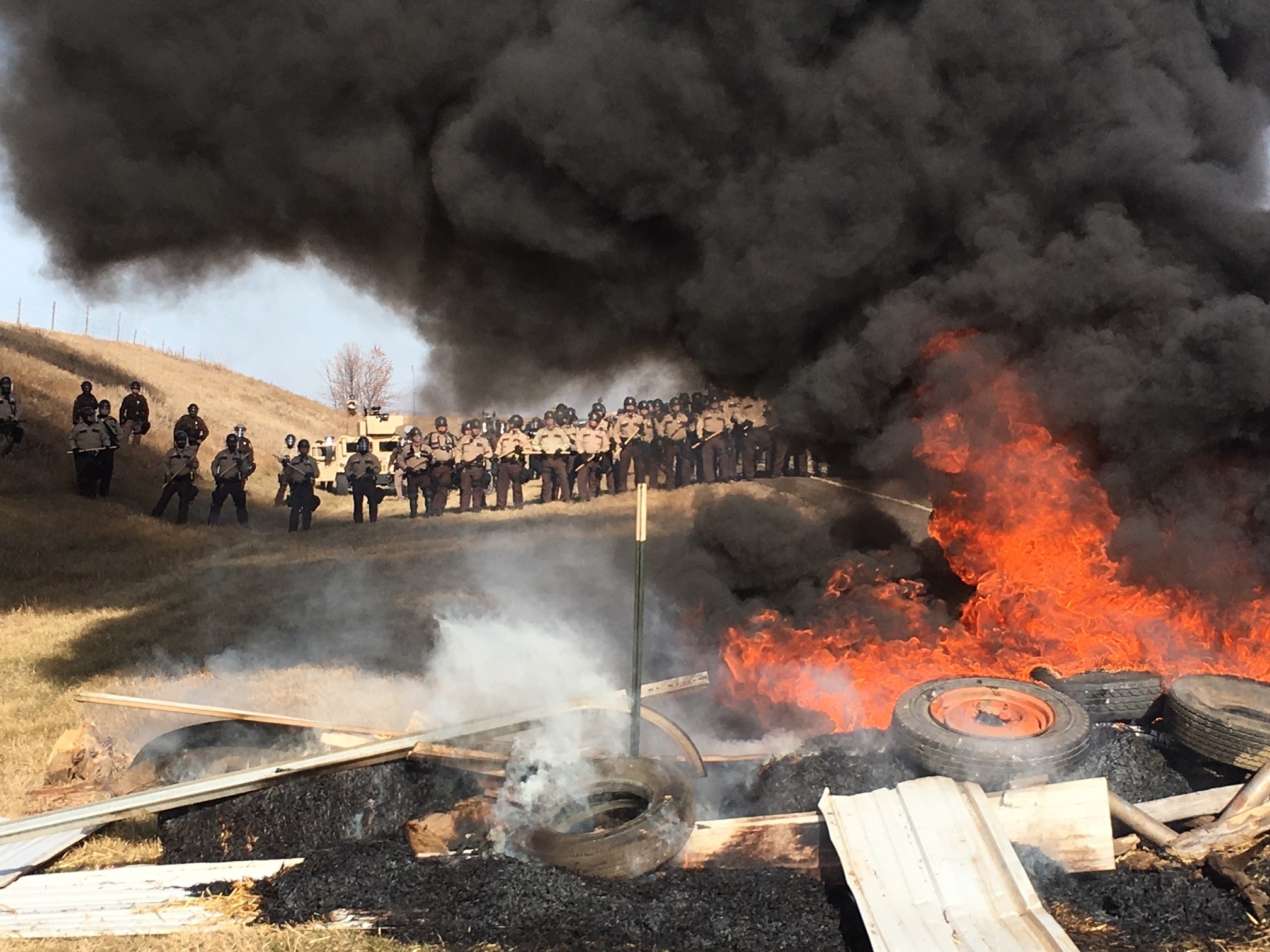 Police use tear gas to remove Dakota Access pipeline protesters