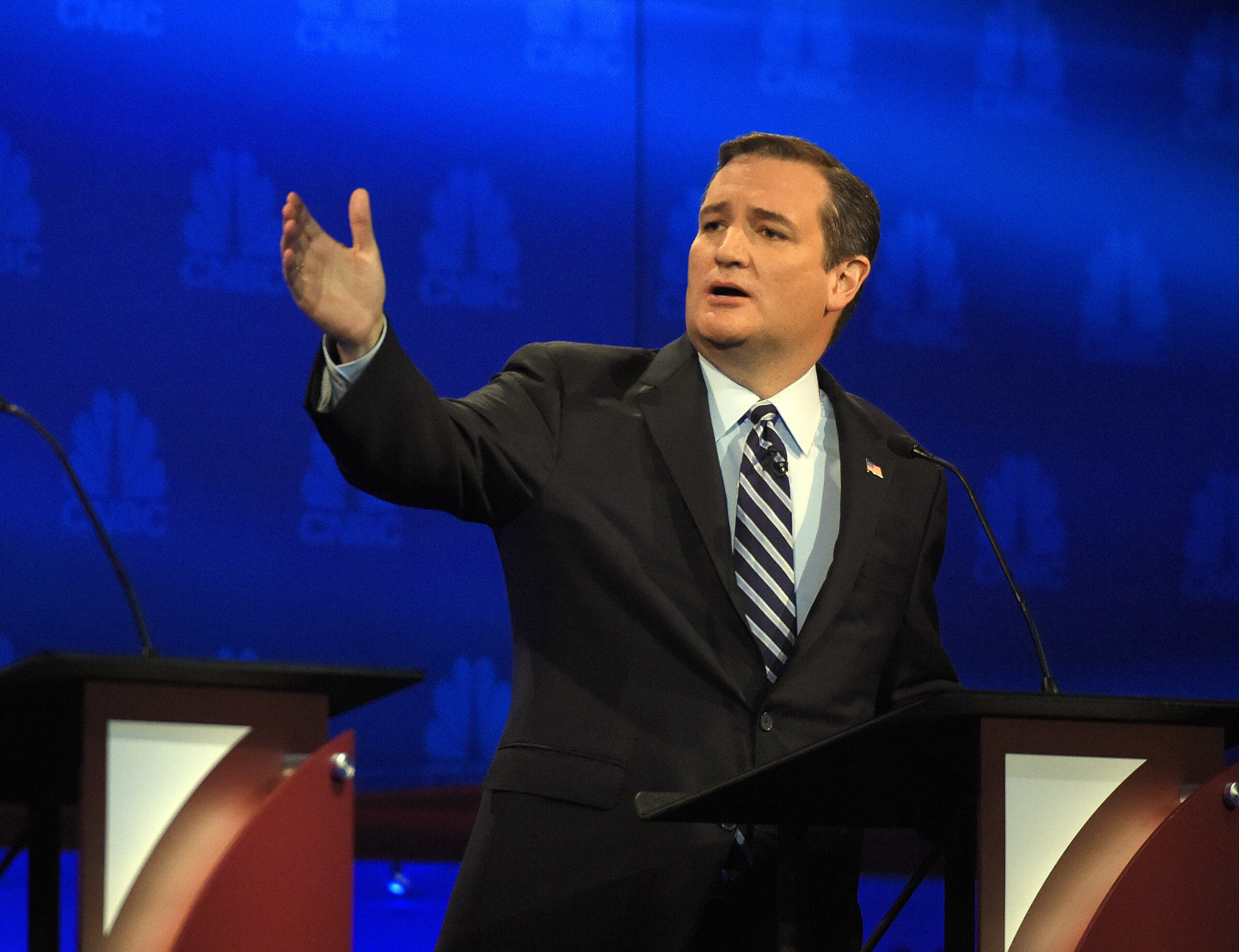 Cruz makes a play for GOP conservative wing