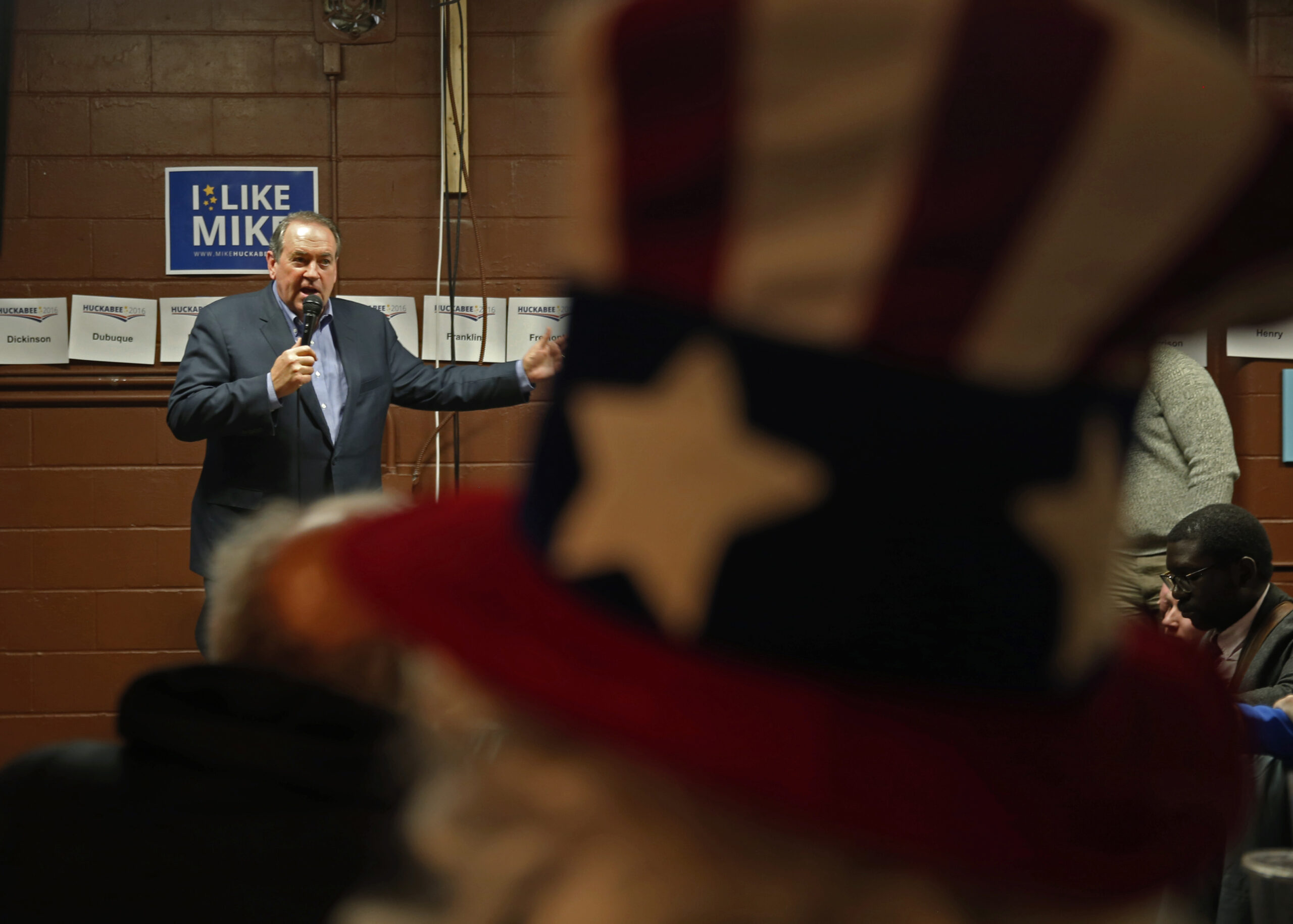 Huckabee suspends campaign