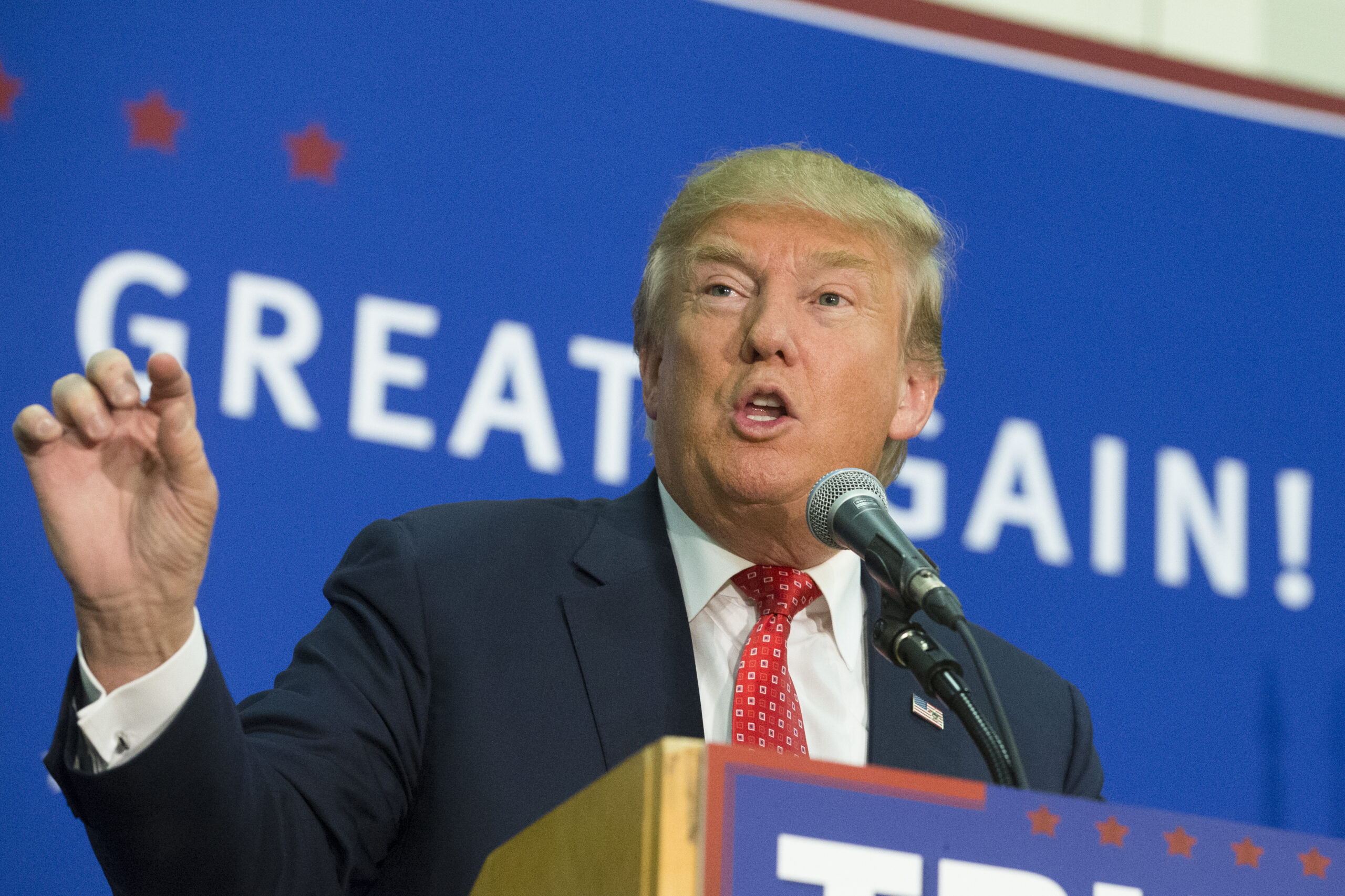 Trump on top nationally just before tight Iowa caucuses