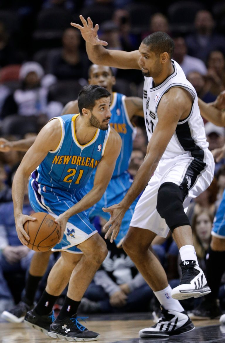   New Orleans Hornets' Greivis Vasquez, left, looks to move the ball against San Antonio Spurs' Tim Duncan during the first quarter of an NBA basketball game, Friday, Dec. 21, 2012, in San Antonio. (AP Photo/Eric Gay)  