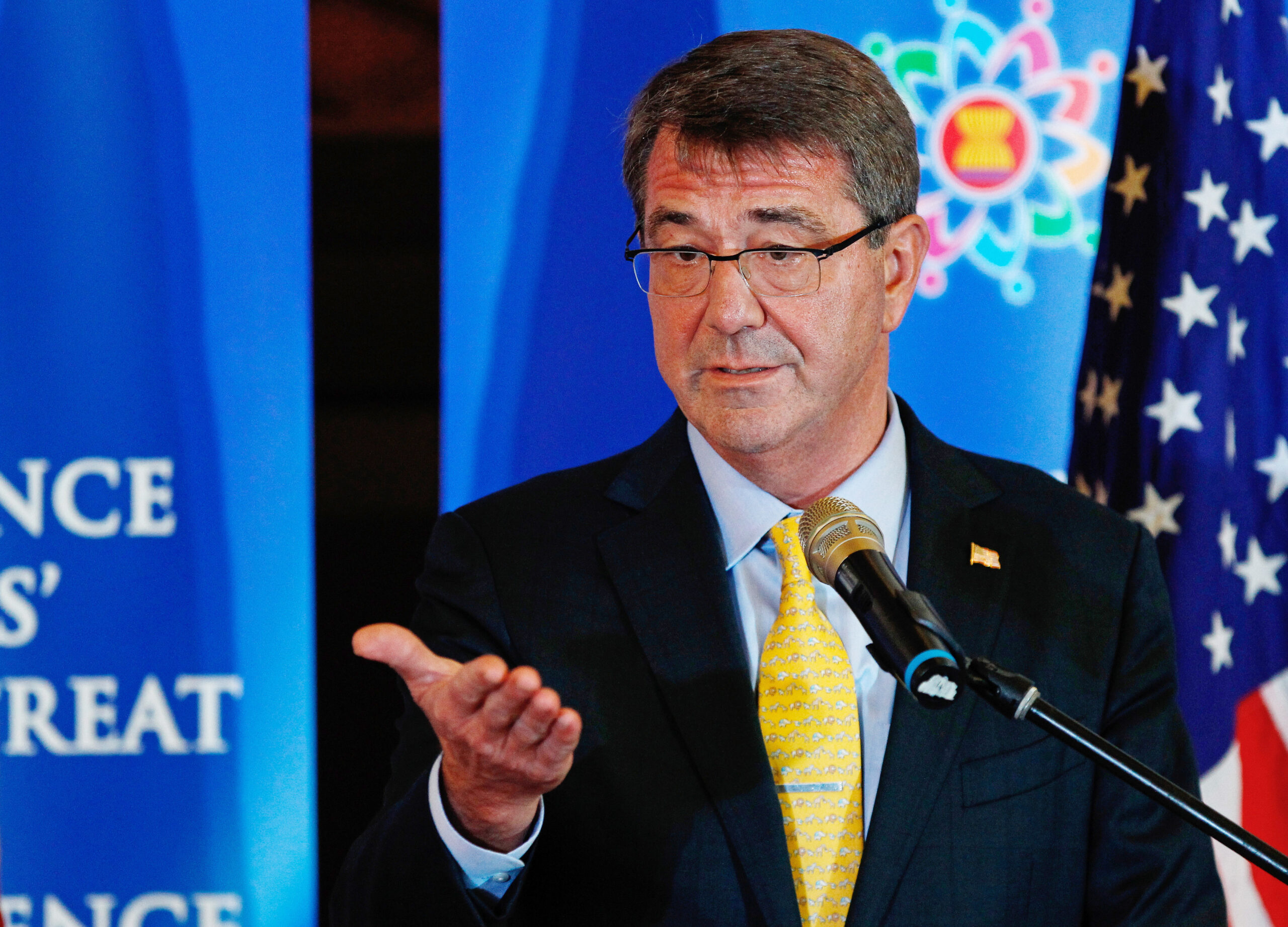 In carrier visit, Carter sends a message to China