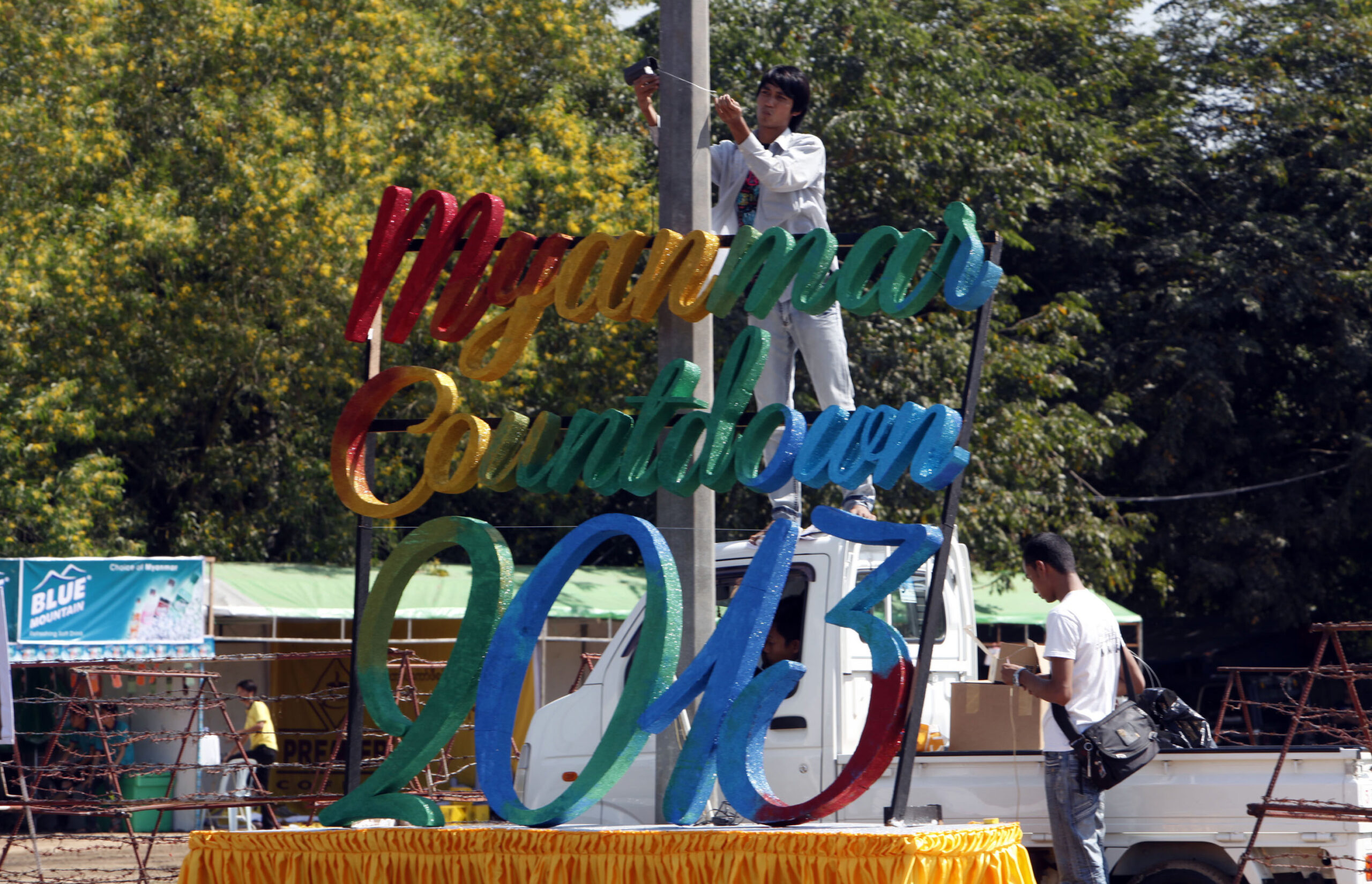 Myanmar fetes 2013 with first public countdown