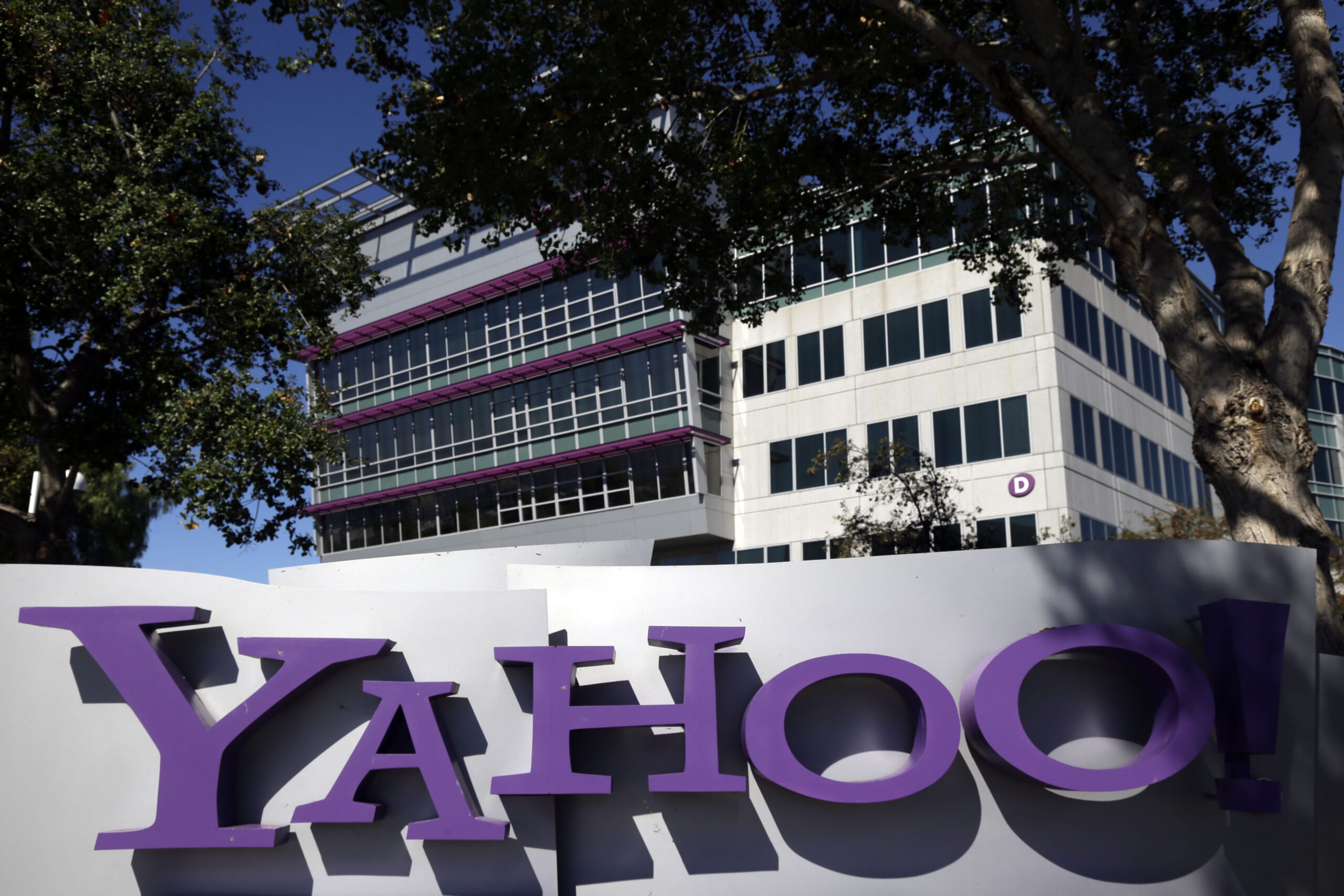 Investors fret Yahoo’s future, stock dips