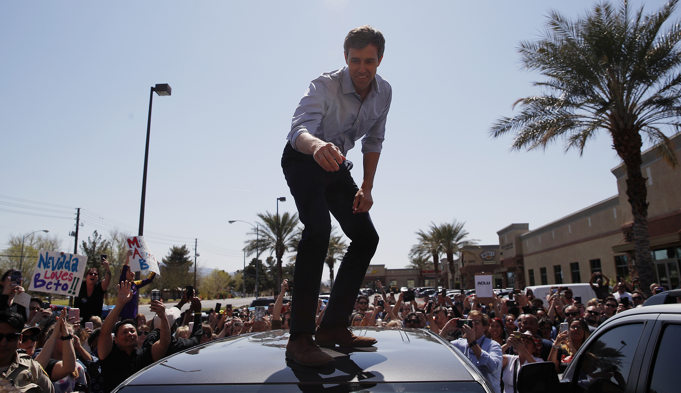 Beto O’Rourke confronted by black voter on opposition to reparations