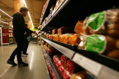 California grocery workers authorize strike during contract negotiations