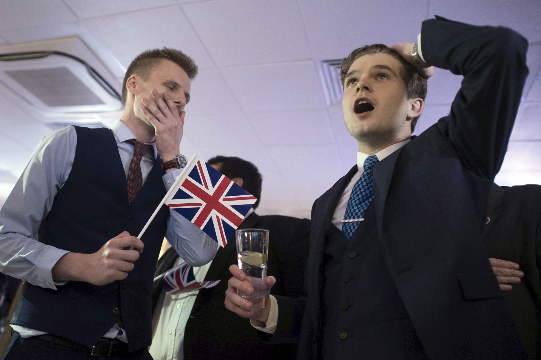 ‘Brexit’ vote tightens as Scotland shrugs