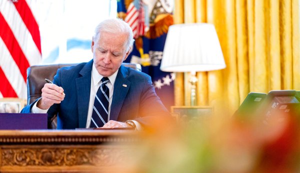 Biden signs executive order to help military spouses get and keep jobs