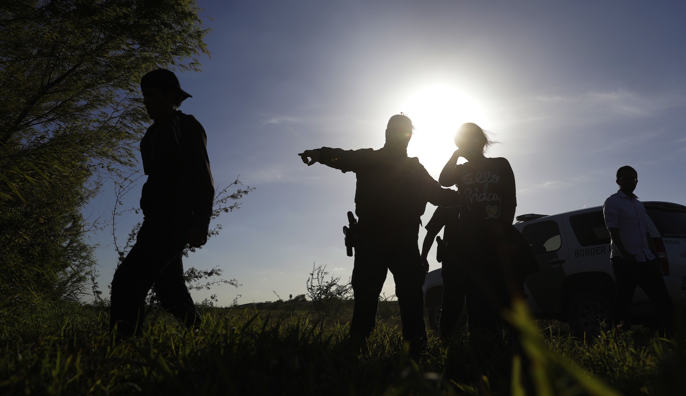 Mini-caravan of migrants illegally crosses into Texas