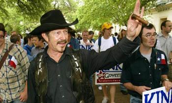 Kinky endorsement for Rick Perry