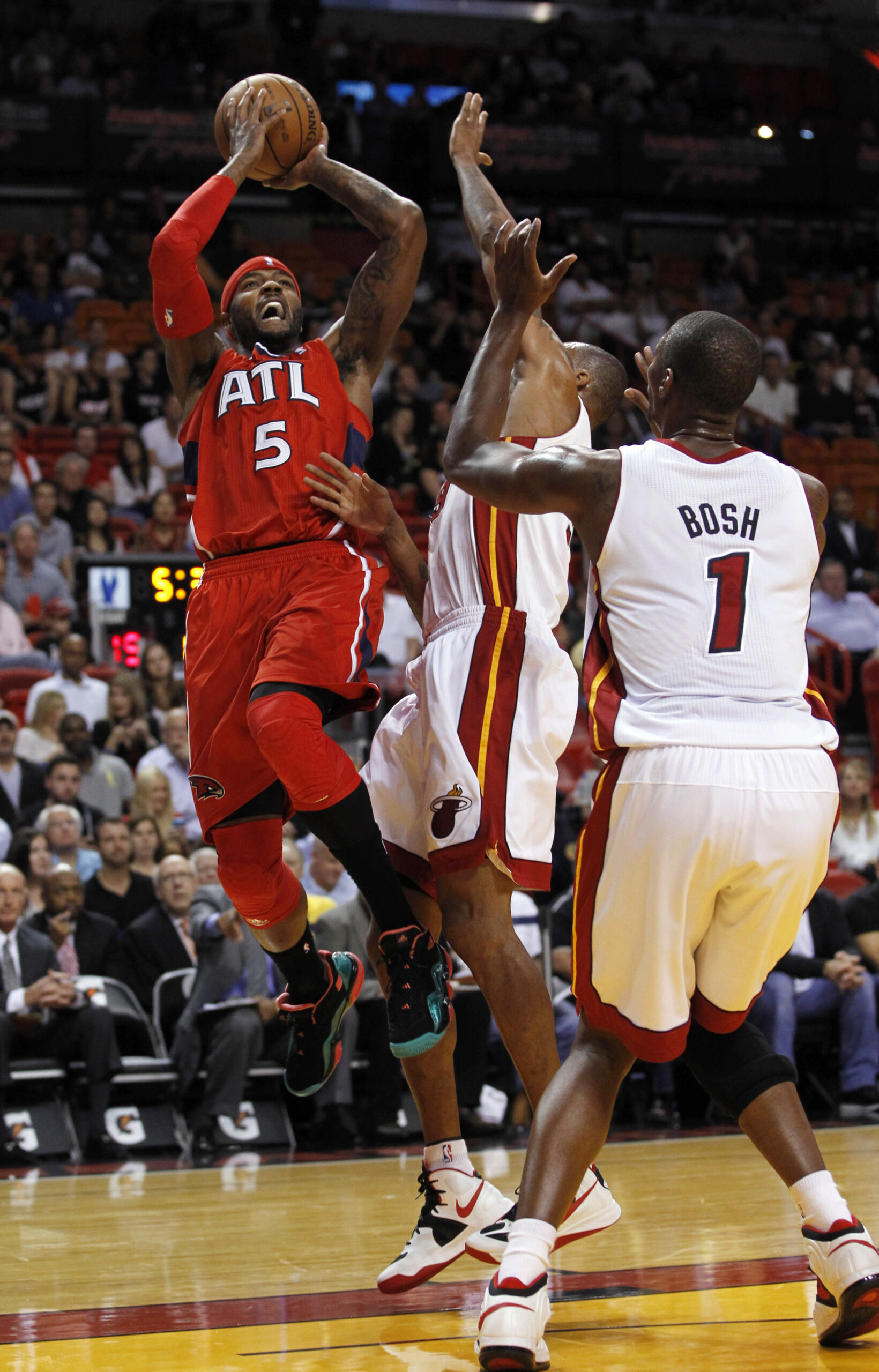 With big night from James, Heat top Hawks, 101-92