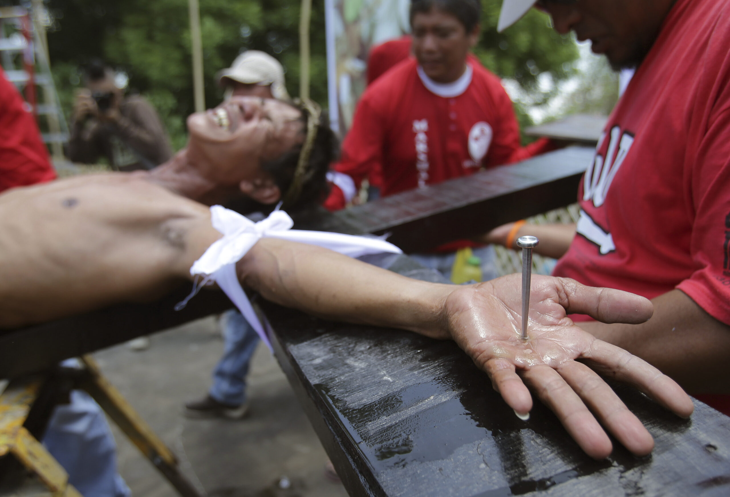 Filipino devotees re-enact crucifixion of Christ