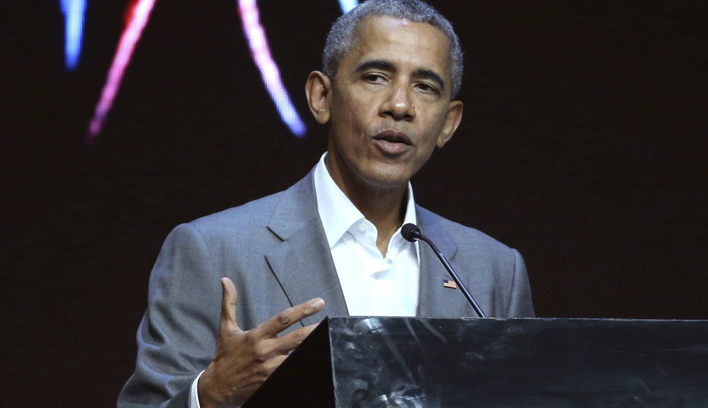 Obama hits pay dirt with paid speeches to Wall Street