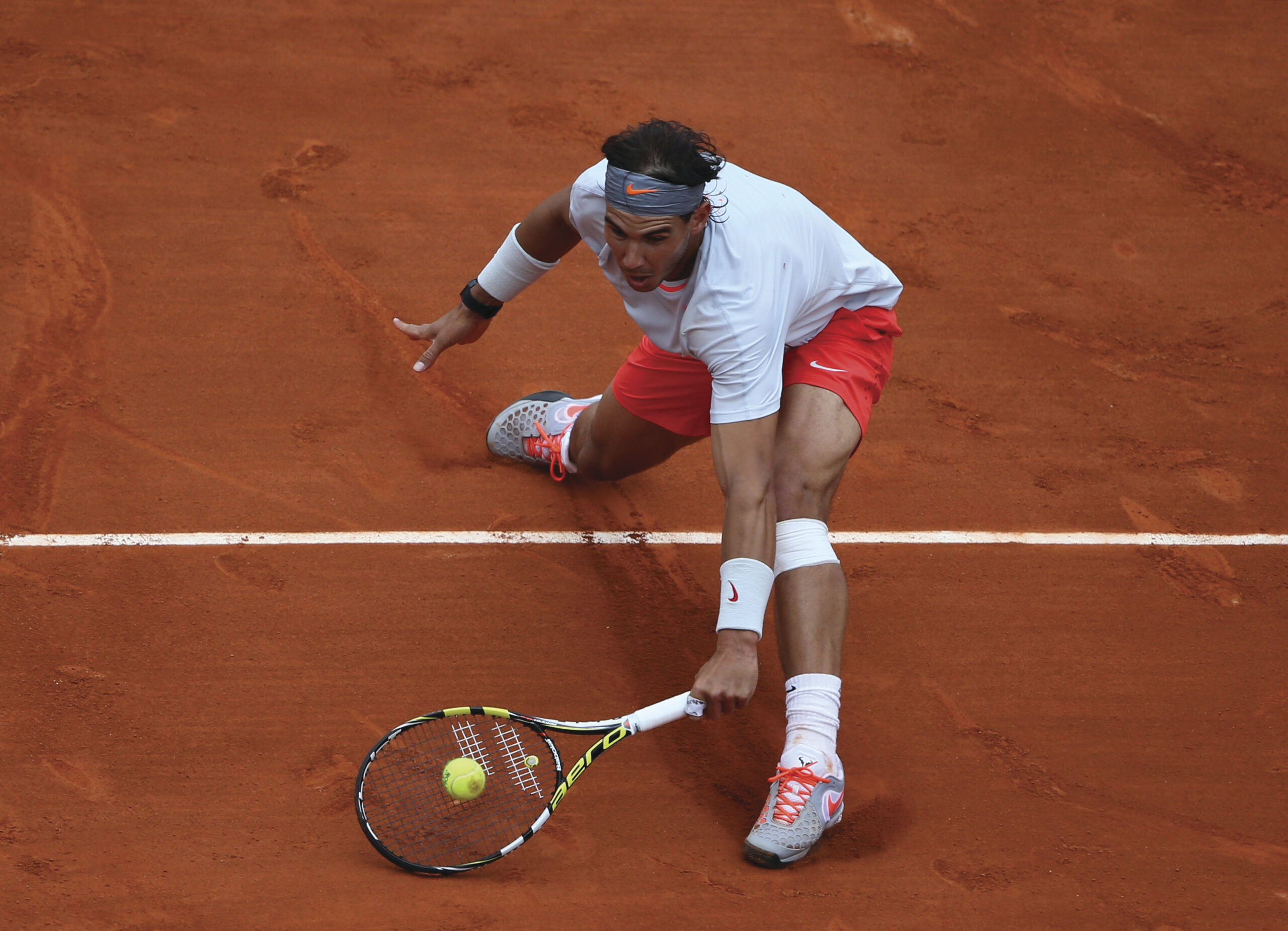 Rafael Nadal survives a scare but wins first-round French Open match