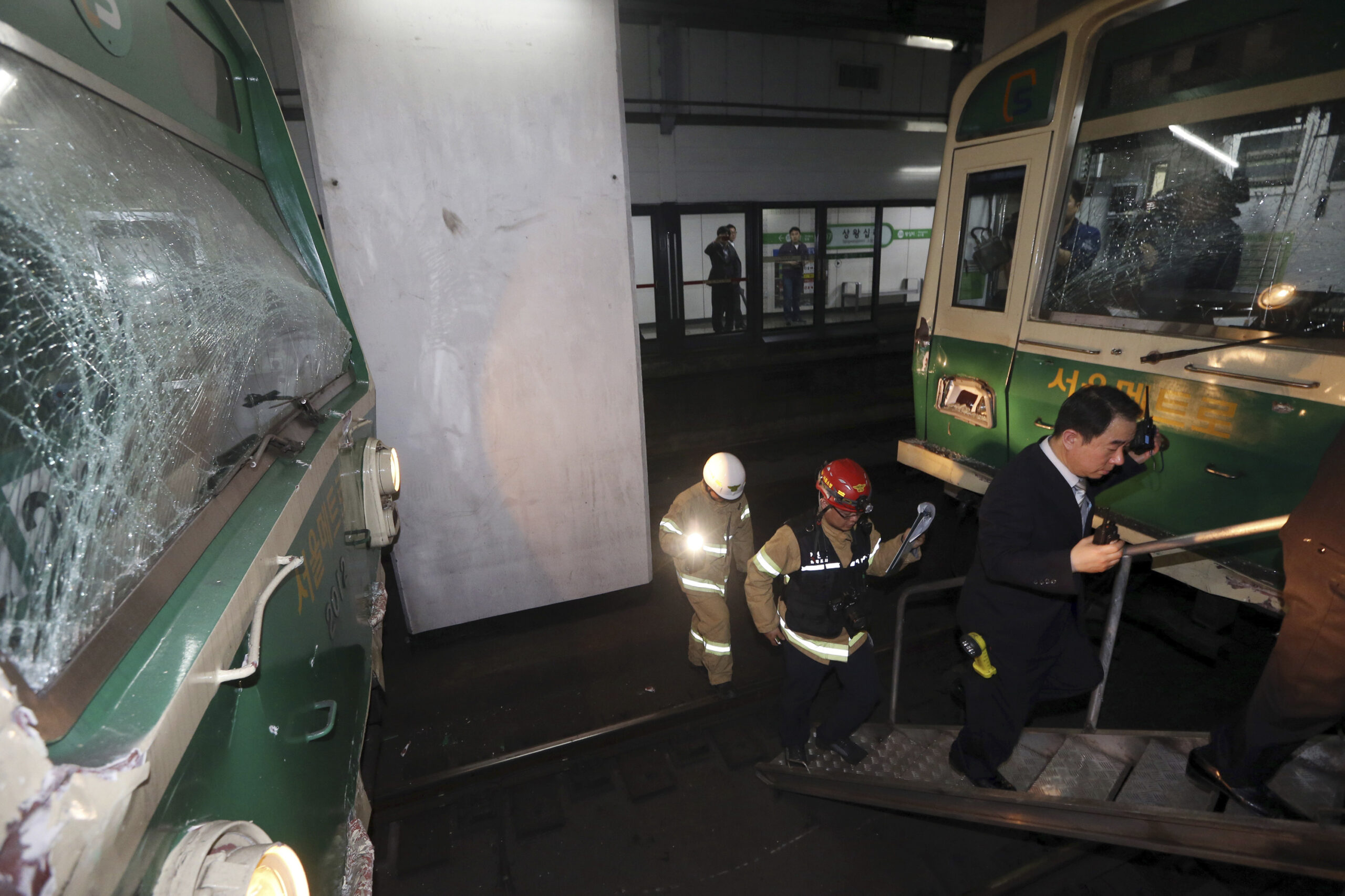 Seoul subway trains crash, scores injured lightly