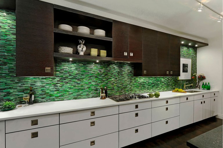 The backsplash ties together the colors of this newly remodeled kitchen. Photo courtesy Bob Narod.