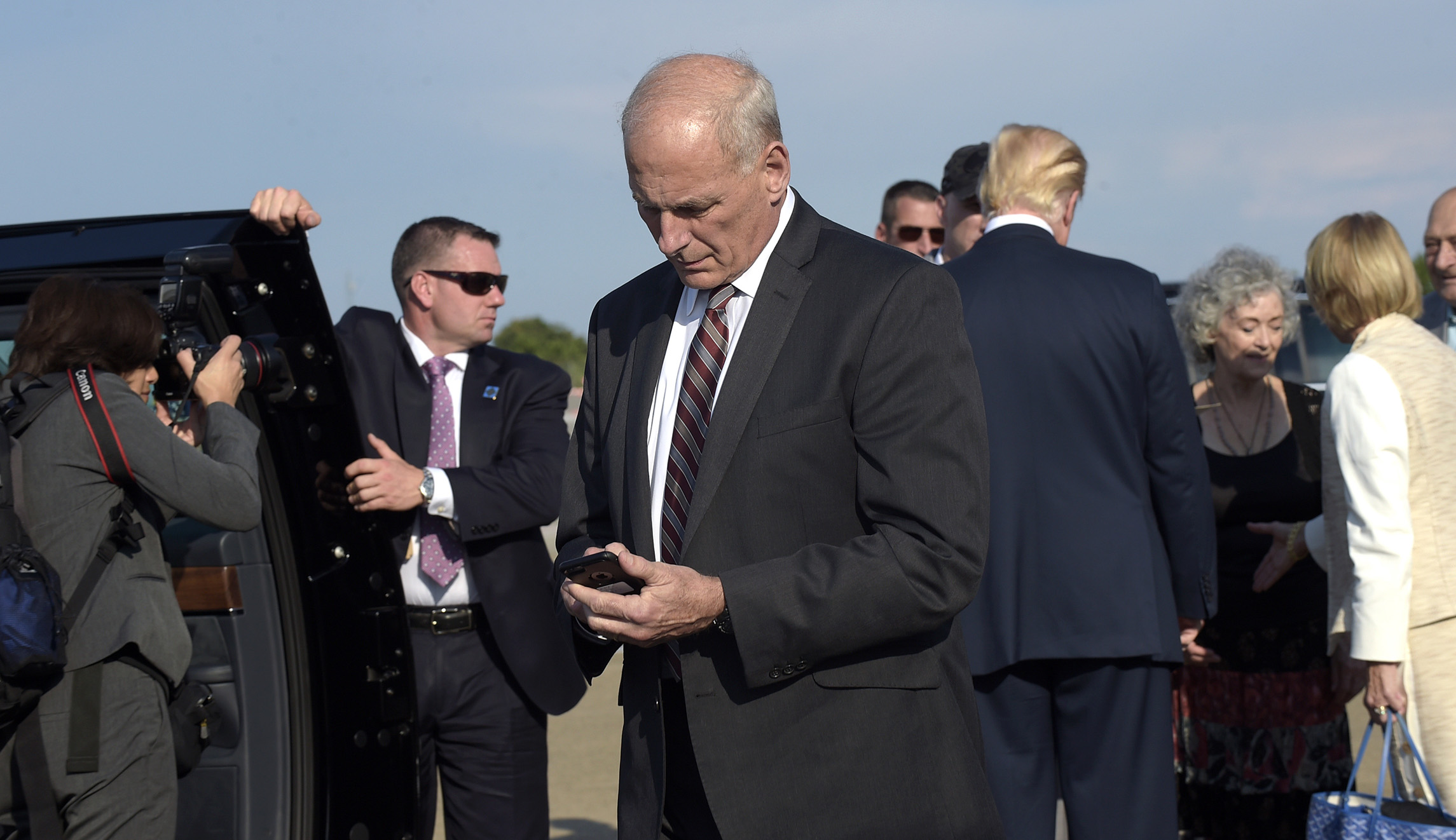 White House bans personal cellphones from the West Wing