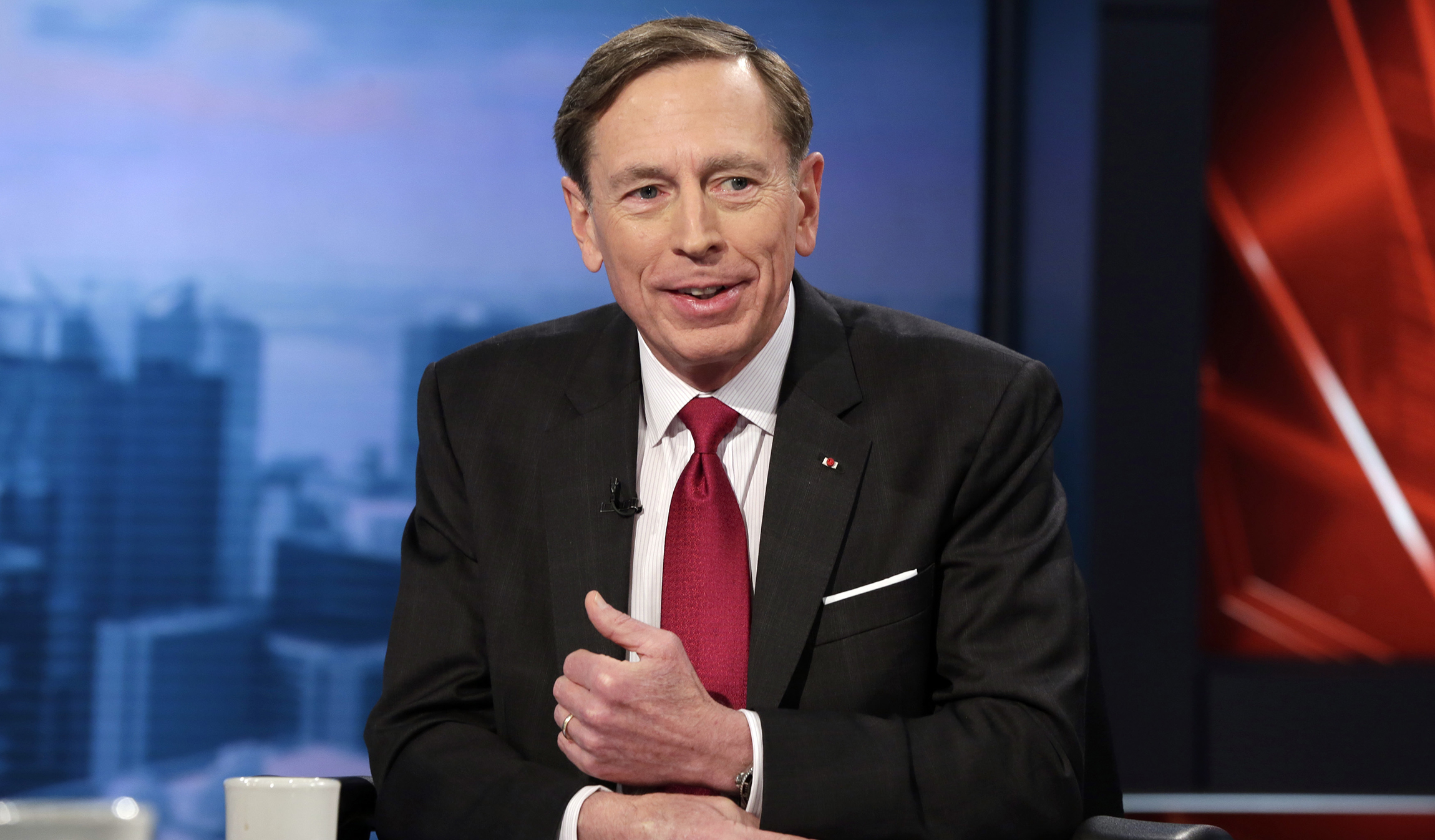 Pompeo: Petraeus deserves apology for Clinton double standard