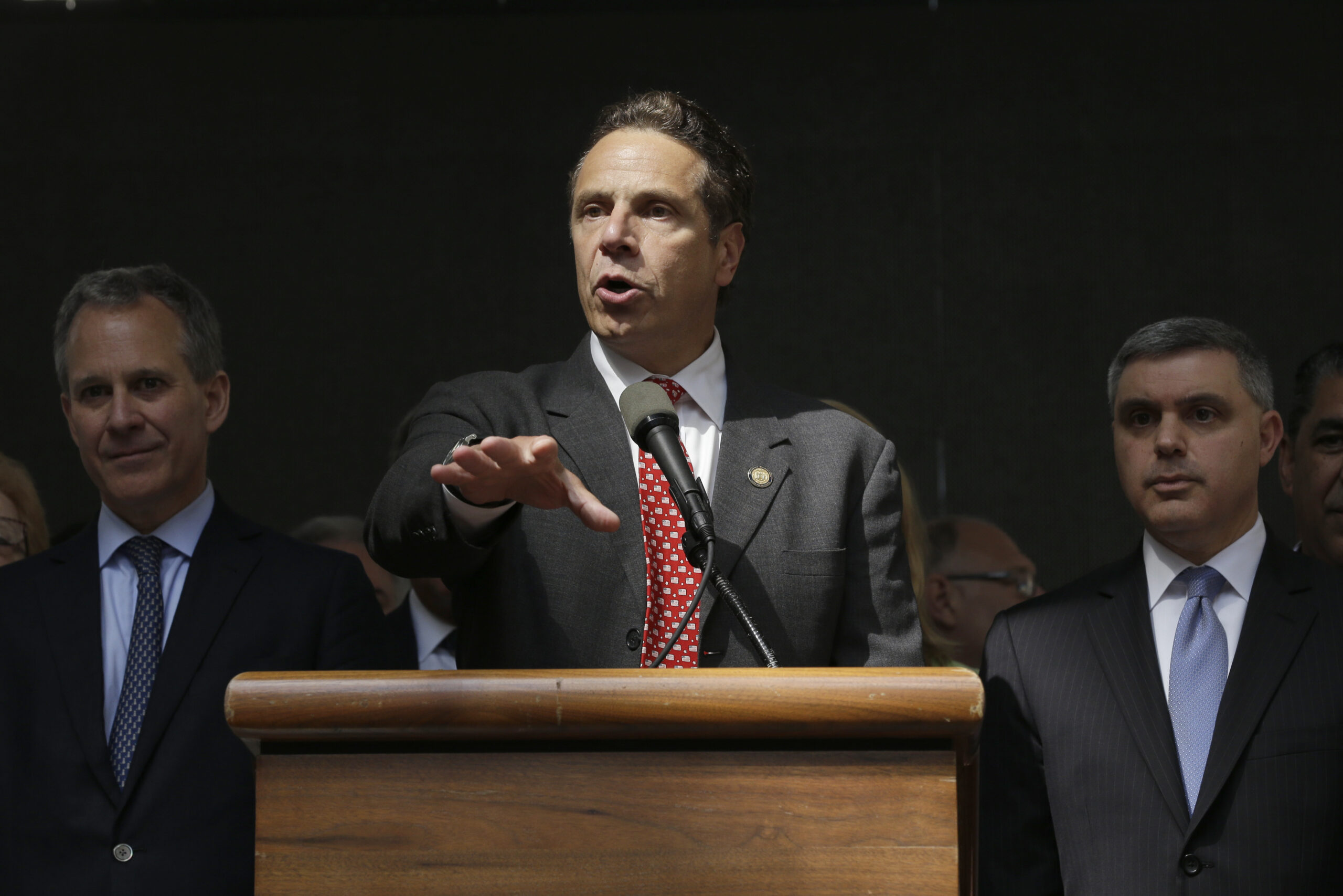 NY governor endorses $15 minimum wage for fast-food joints