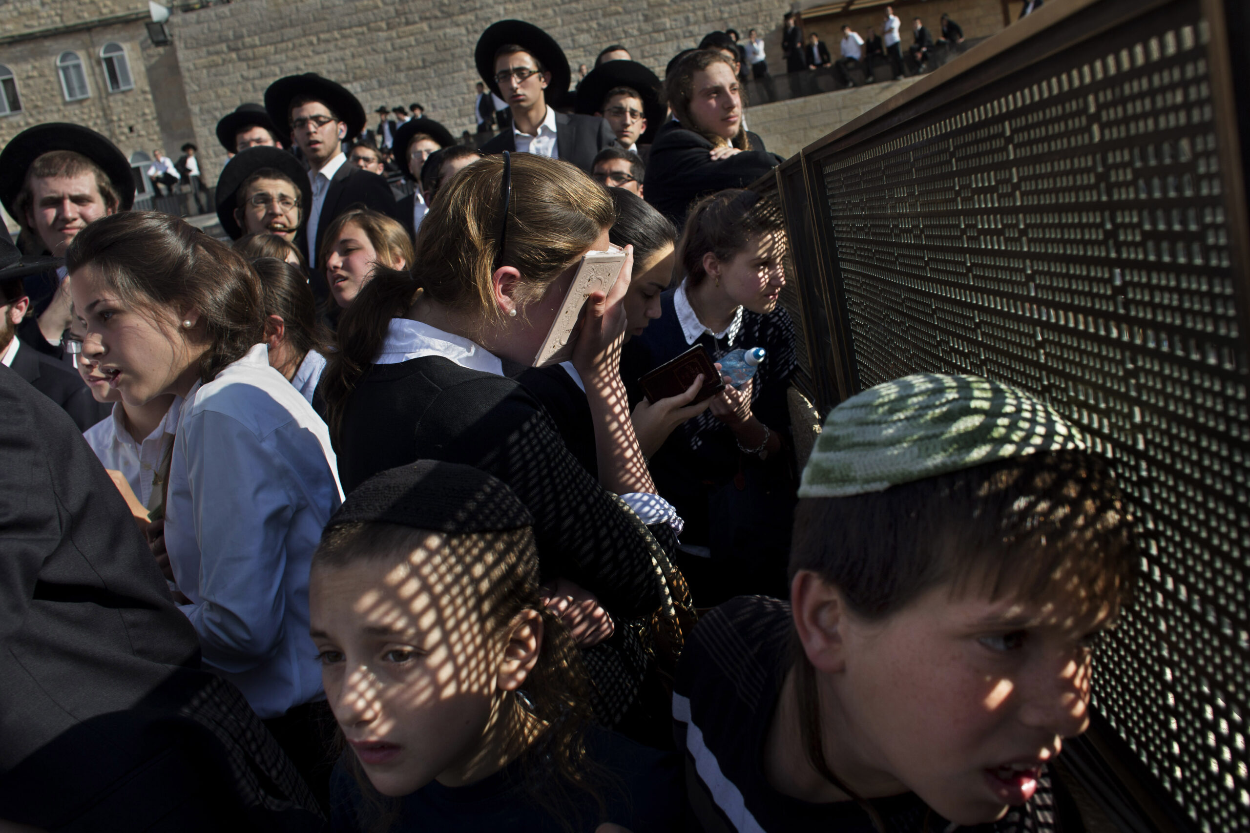 Israeli police guard women praying at Jewish site