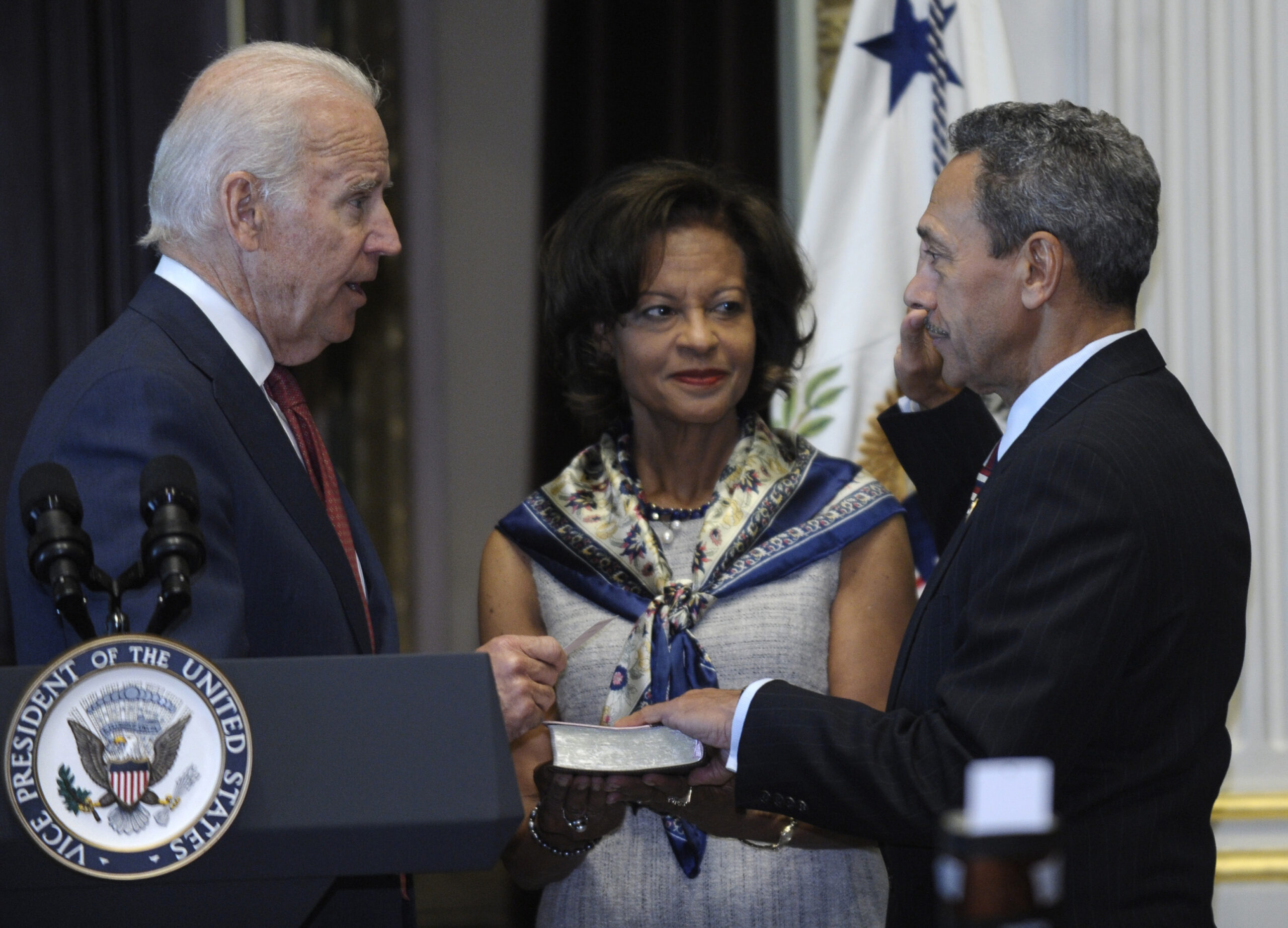 Mel Watt sworn in as housing regulator