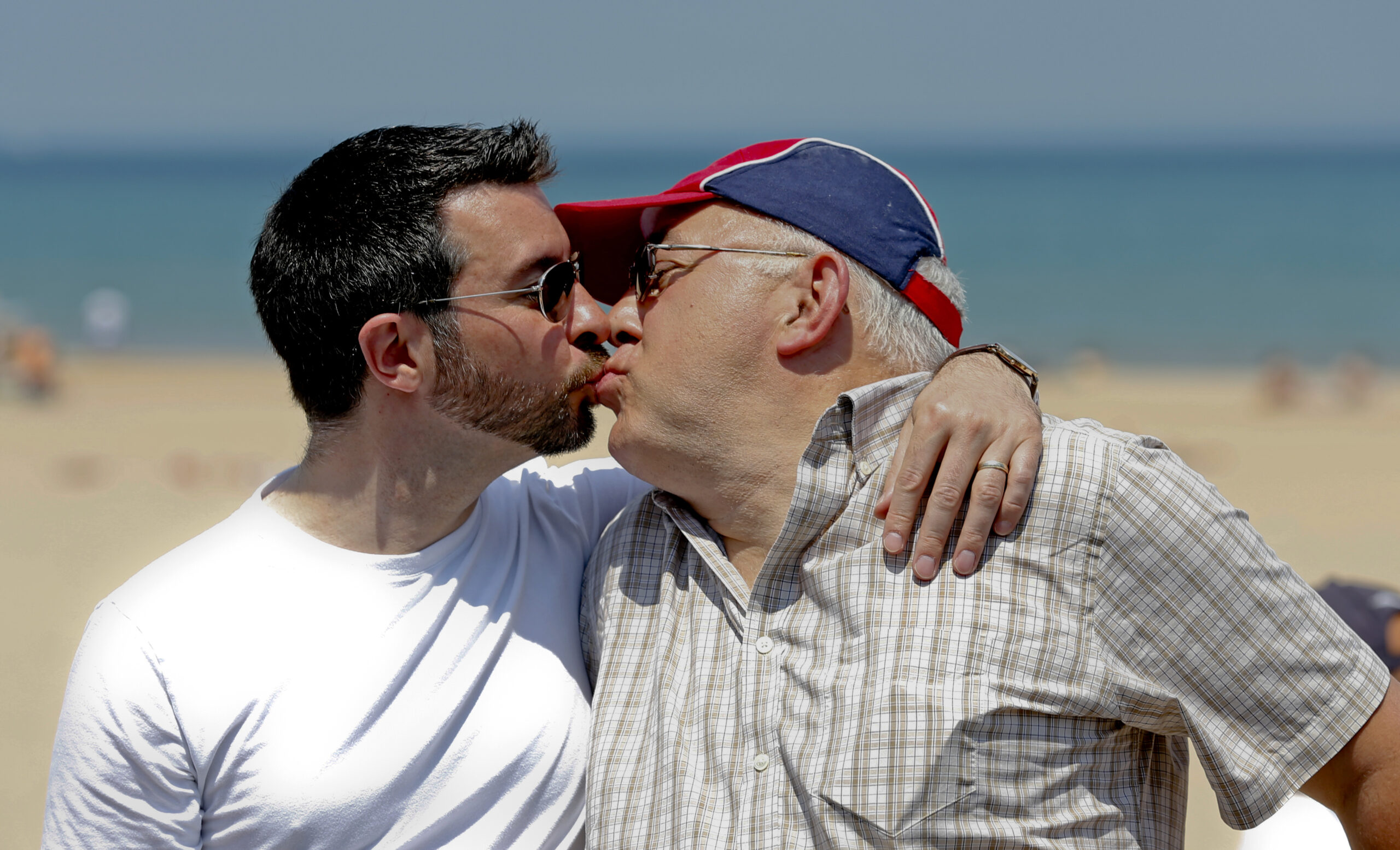 Gay couples start to legally wed in Illinois