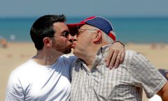 Gay couples start to legally wed in Illinois