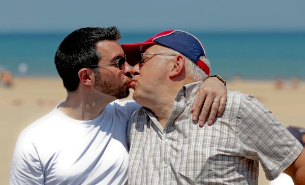 Gay couples start to legally wed in Illinois