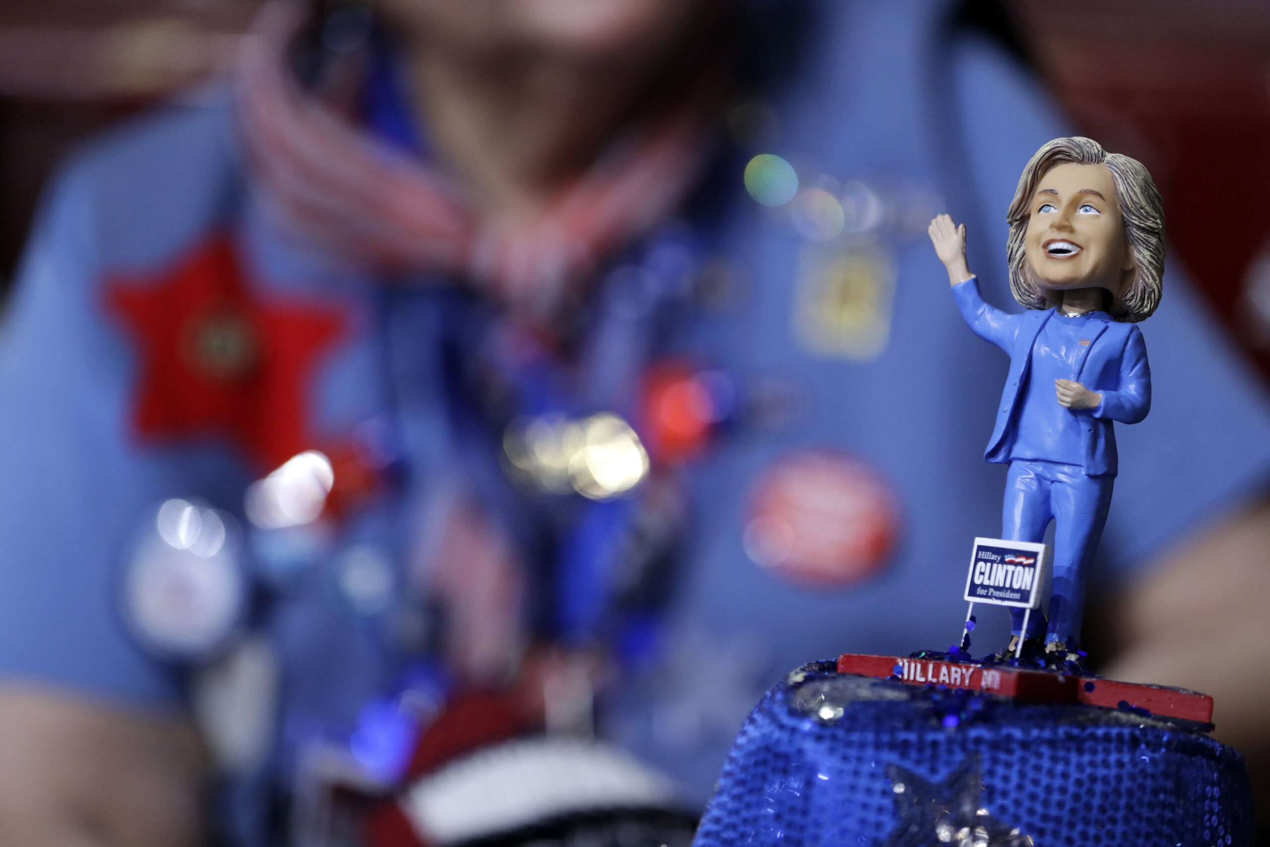 Clinton’s image plummets to lowest level in 24 years