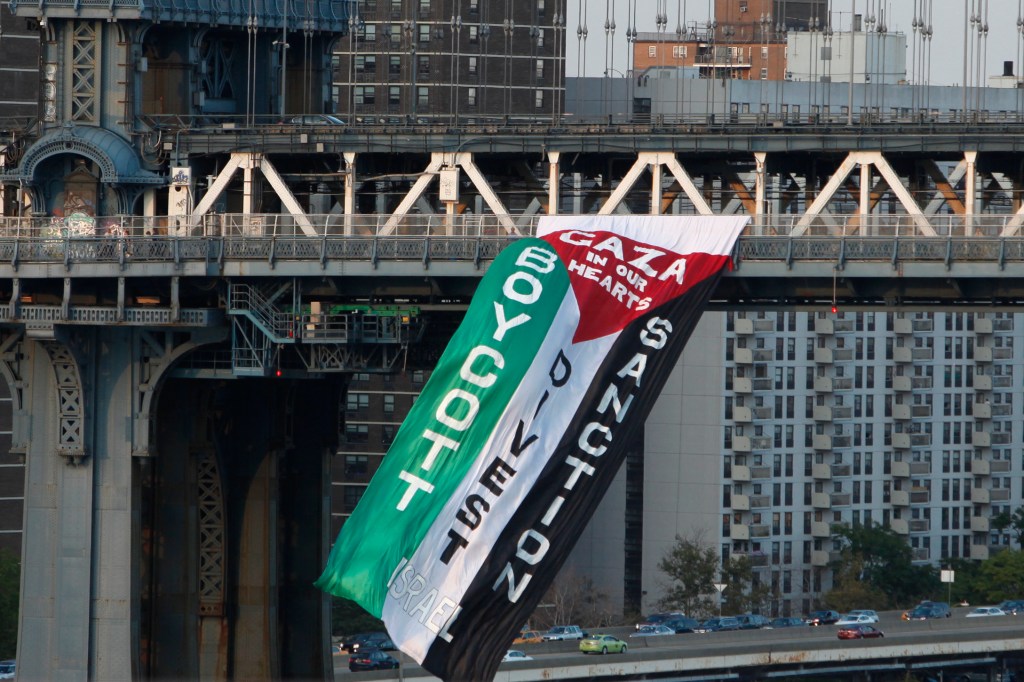 Jewish group: condemn NYC anti-Israel bridge flag