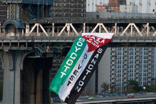Jewish group: condemn NYC anti-Israel bridge flag