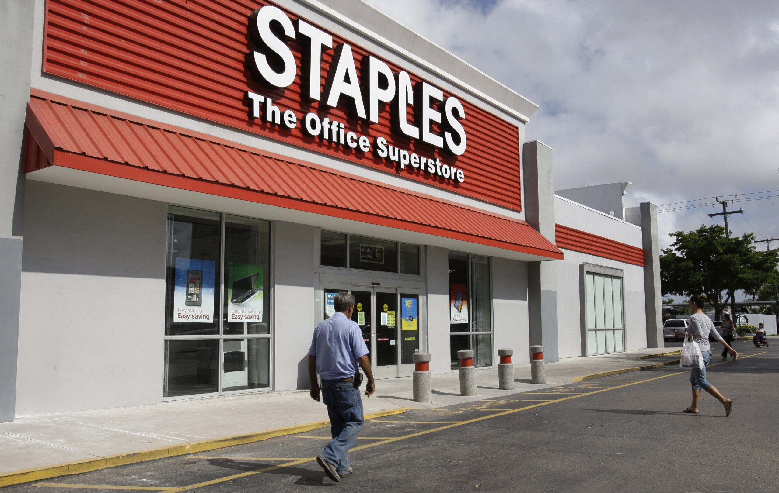 Staples investigating possible data breach