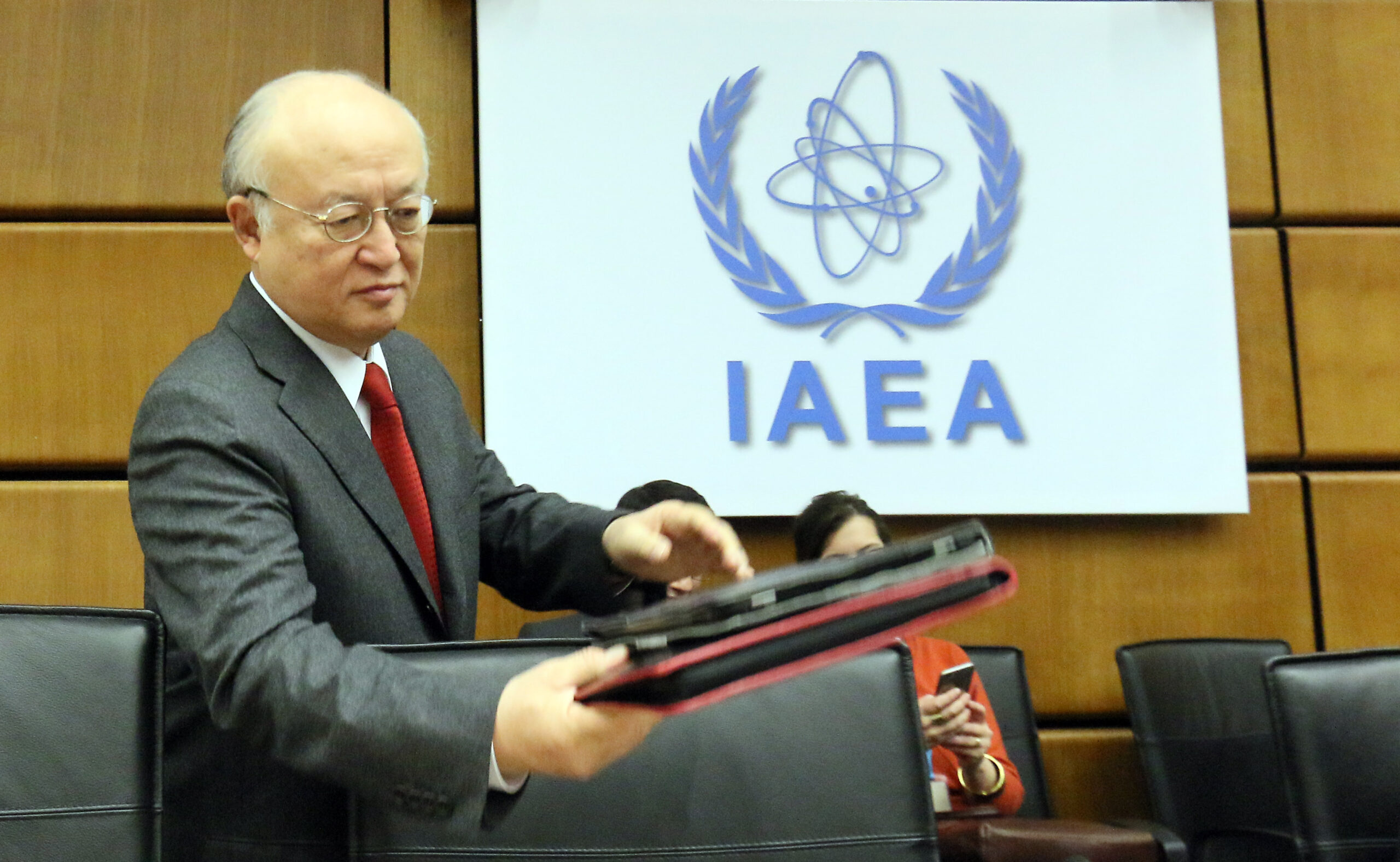 Iran threatens to walk away from nuke deal
