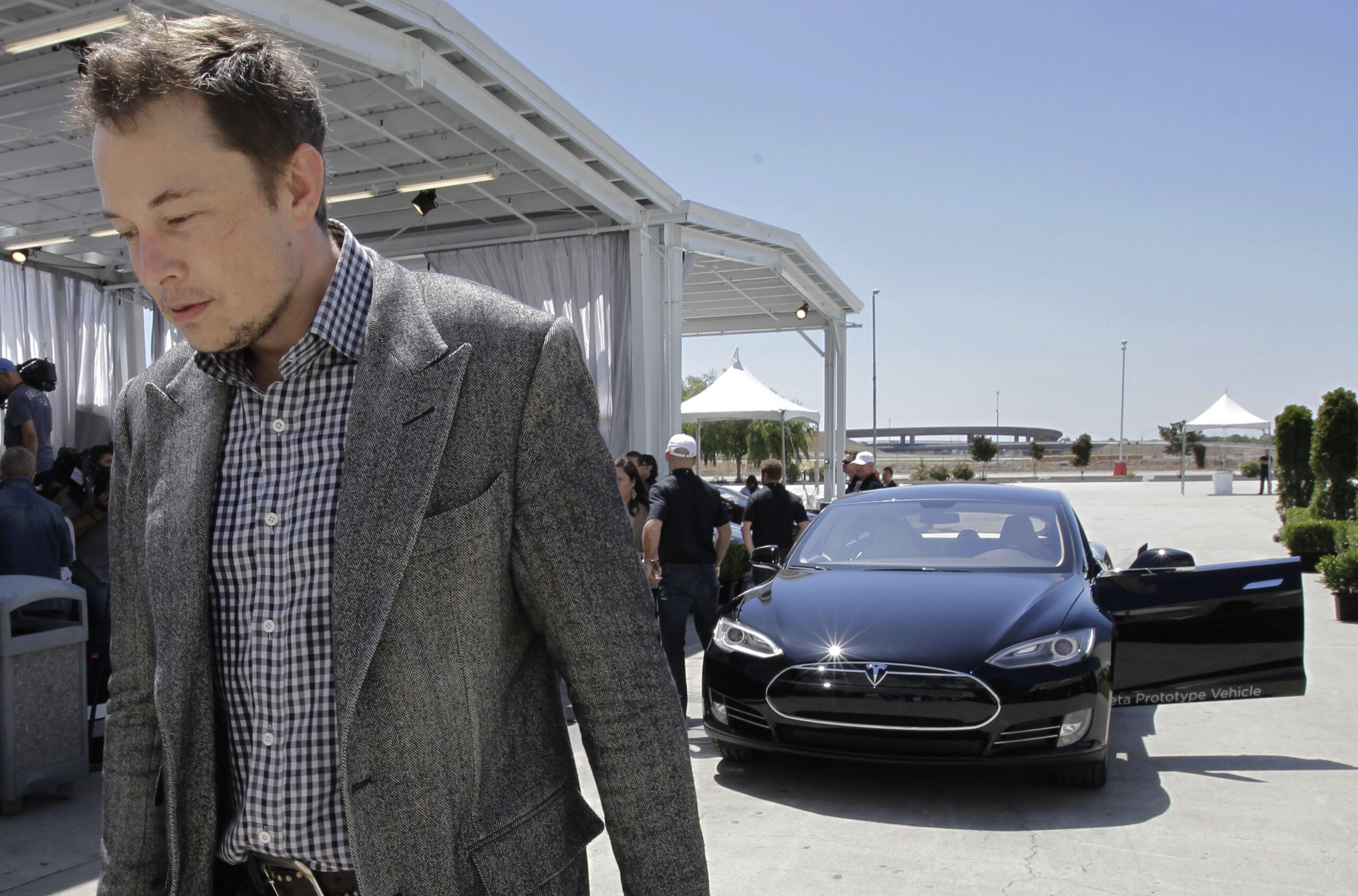 Tesla sinks after Elon Musk scraps plan to take company private