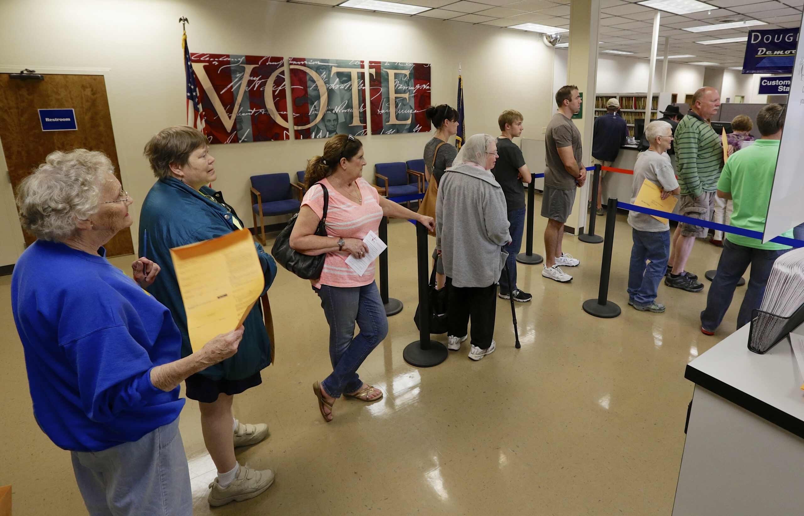 People identifying as Dems, GOP drops in 2015